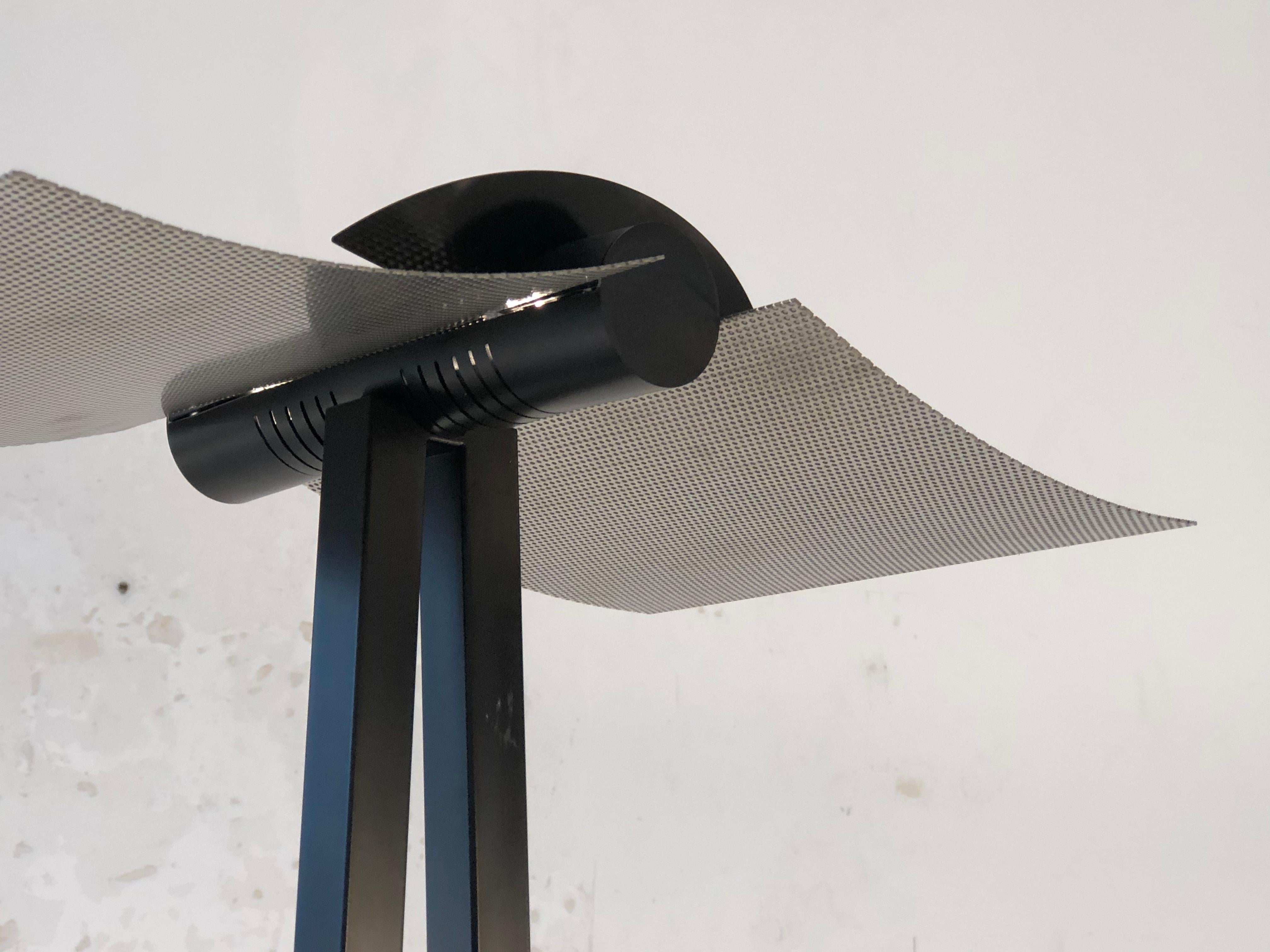 Lampadaire élégant, minimal et radical, post-moderniste, Bauhaus, constructiviste, Eleg, base carrée en métal laqué noir, axe vertical à double angle de section carrée, terminé par un fin abat-jour 