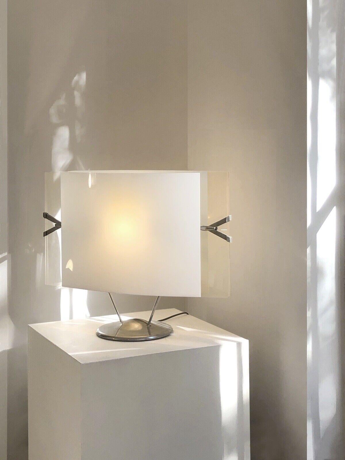 A large and airy table lamp, Post-Modernist, Shabby-Chic, Memphis, circular base in cast aluminum with integrated dimmer, 2 axes supporting 2 sheets of glass with white diffusing decoration 
