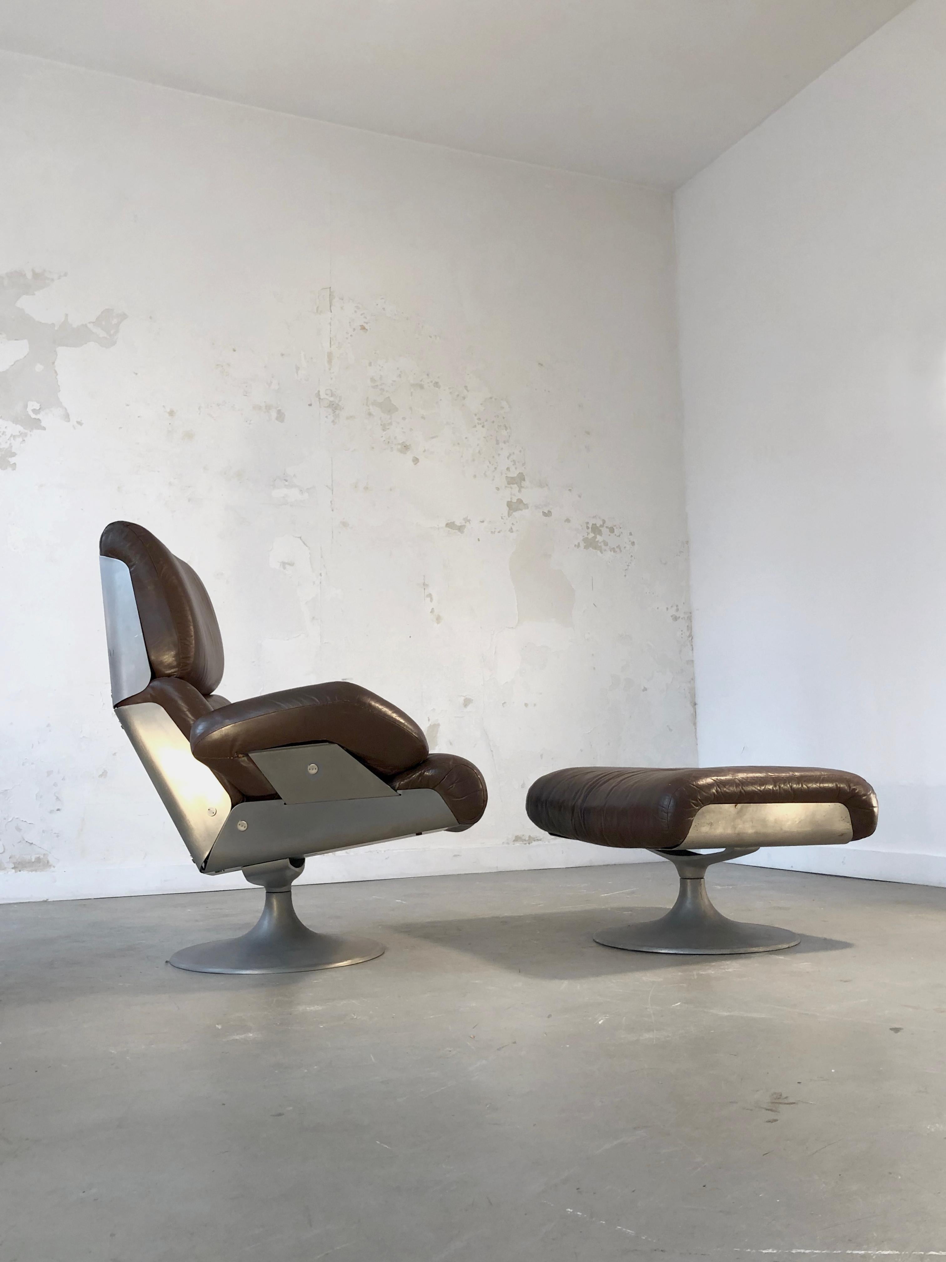 An exceptional lounge chair in stainless steel completed by brown original leather cushions; post-modern, space age, pop, by French interior architect Xavier Féal, France 1970.
Both radical and modern, futuristic but comfortable, Féal's designs are