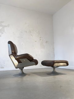 A RADICAL POST-MODERN ARMCHAIR LOUNGE CHAIR & OTTOMAN Por XAVIER FEAL Francia 1970