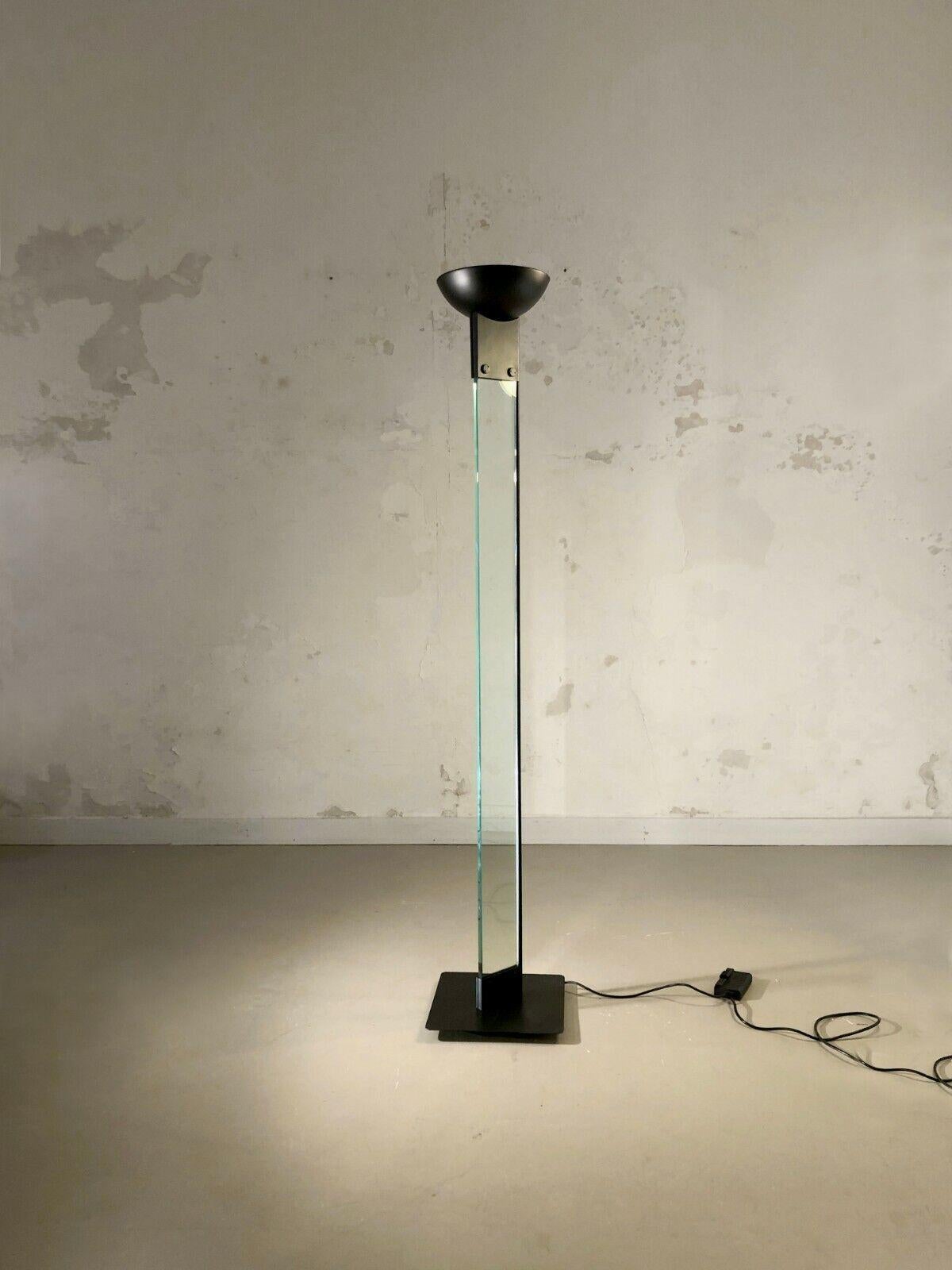 A large floor lamp that is both airy and rigorous, Post-Modernist, Bauhaus, Constructivist, Memphis, in black lacquered metal around a large strip of thick glass (from Murano?); “Laser Uplighter” model by Max Baguara, Lamperti edition, Italy