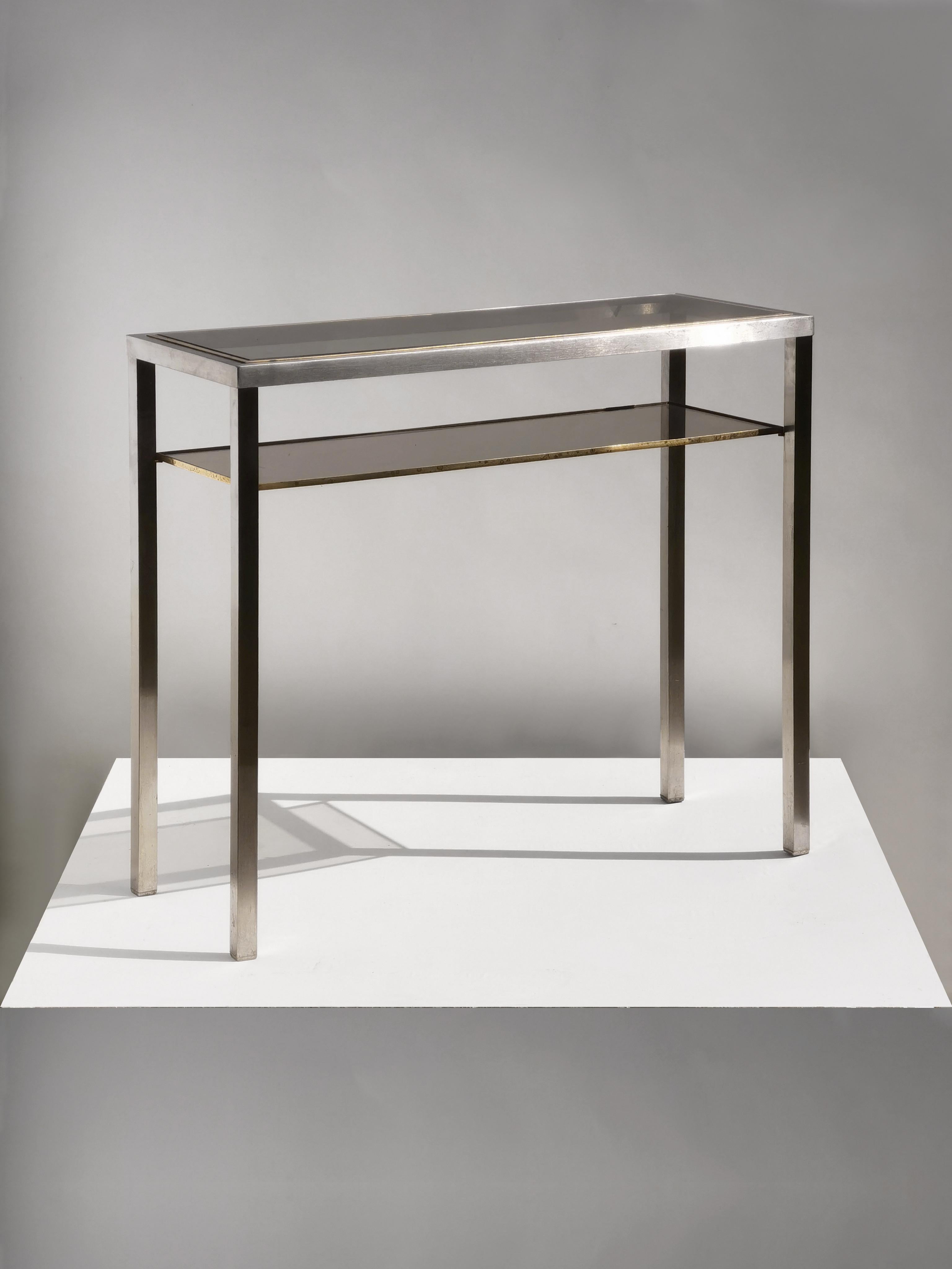 Ein schöner, eleganter und strenger Konsolentisch, postmodernistisch, radikal, konstruktivistisch, Shabby-Chic, geometrische Struktur aus gebürstetem Edelstahl, mit einem zusätzlichen Regal, mit quadratischen Rauchglasplatten, umgeben von feinen