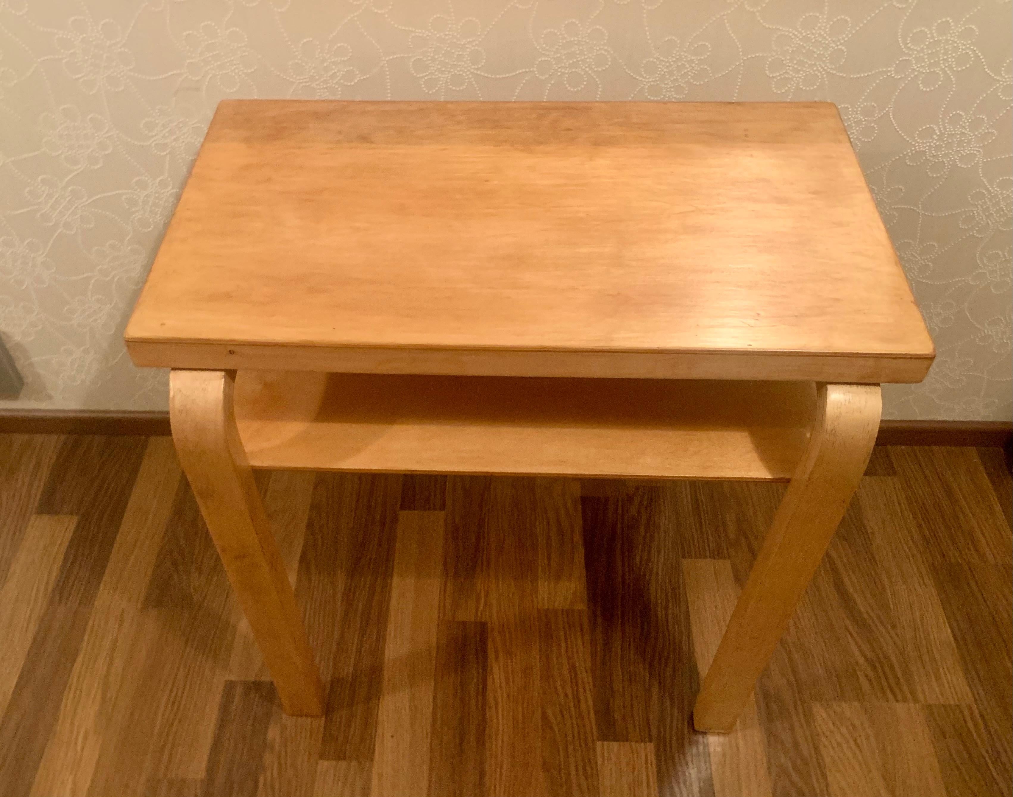 Une rare table radio d'Alvar Aalto (1898-1976), la table est en bon état, fabriquée dans les années 1930, pour ceux qui apprécient les vieux Aalto pour la maison ou les espaces publics, ou pour les collectionneurs.