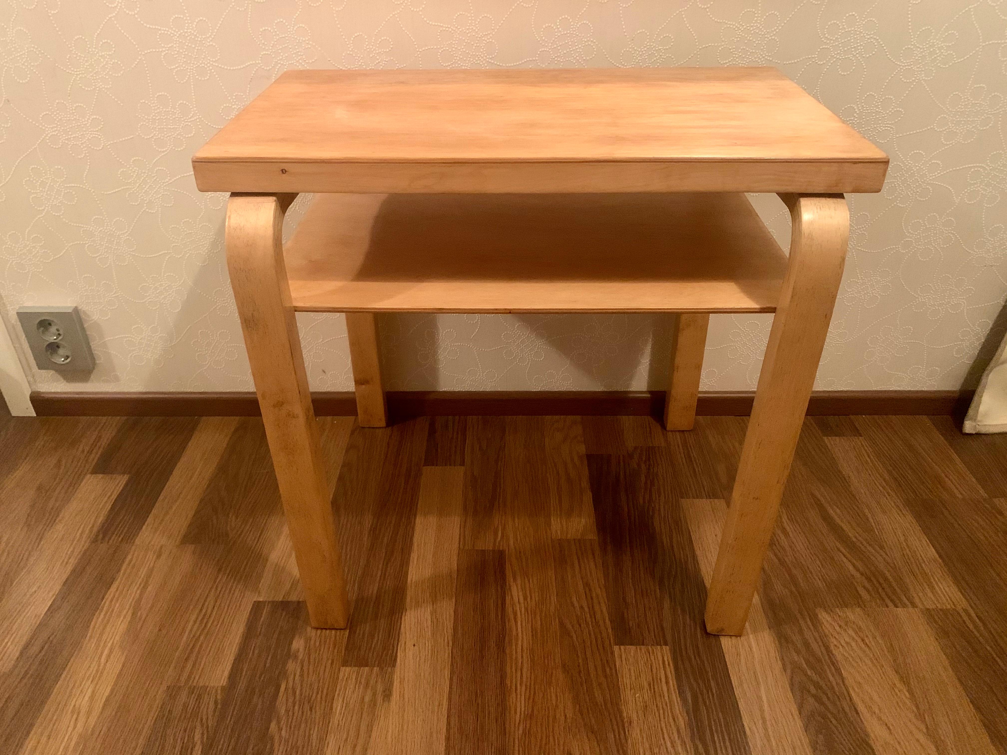 Travail du bois Table radio, conçue par Alvar Aalto'', fabriquée en Finlande en vente