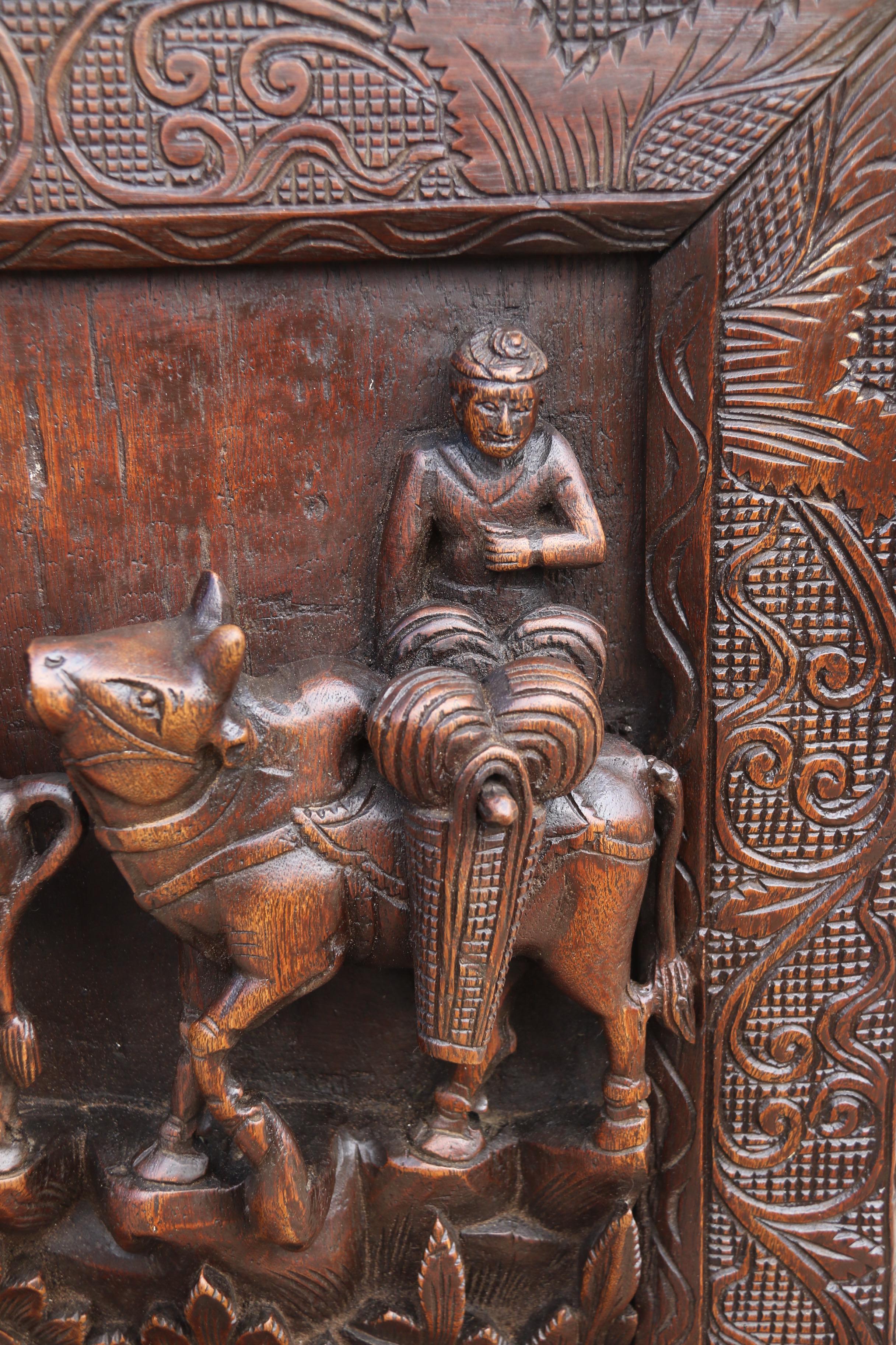 
Ce superbe panneau mural indien d'époque Raj, sculpté en relief et en bois dur, est doté de son cadre sculpté en bois dur d'origine. Il s'agit d'une pièce intéressante et particulière. Profondément sculpté à la main à partir d'une seule pièce de