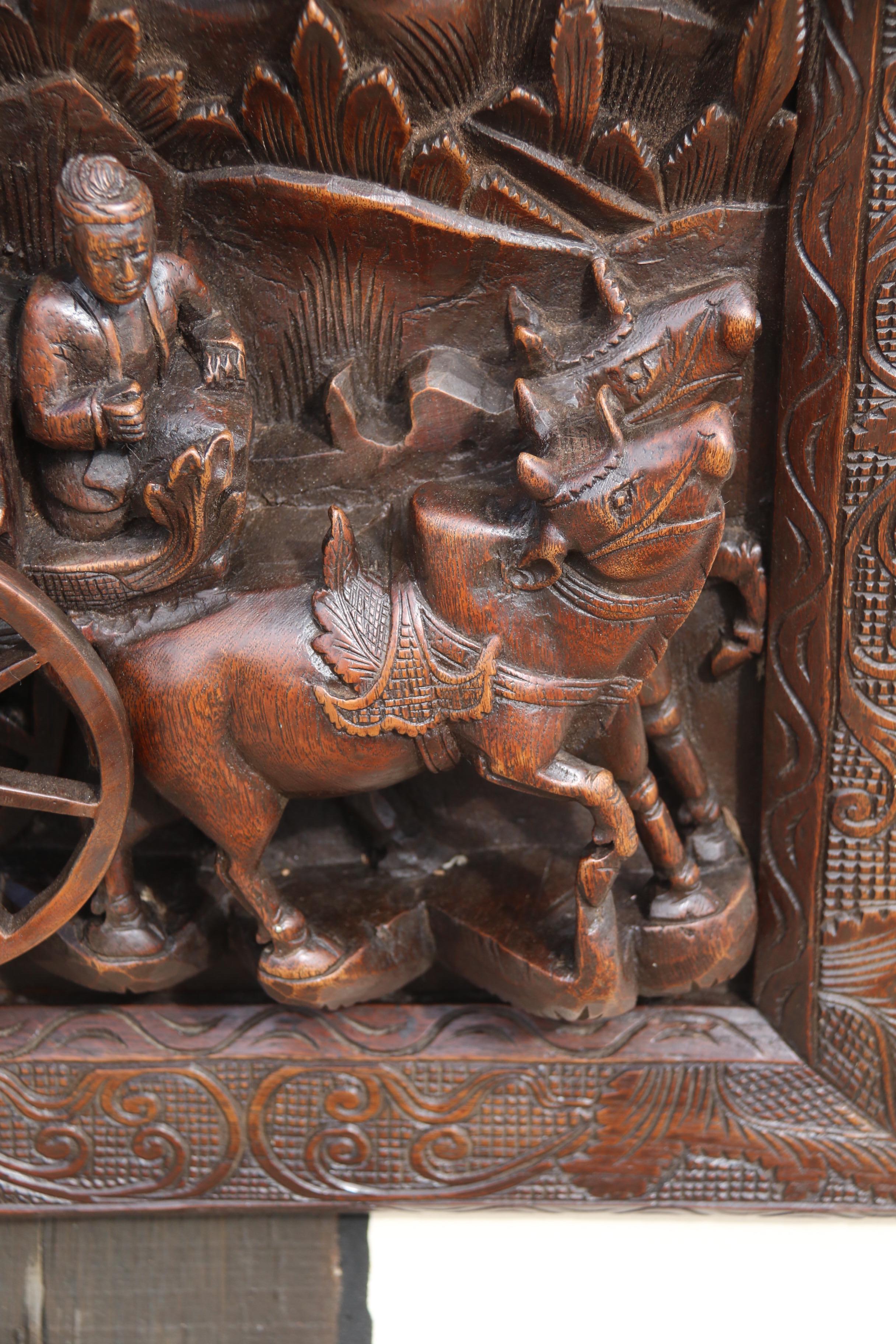 Eine geschnitzte und gerahmte Wandtafel aus Hartholz mit tiefem Relief aus der Raj-Periode, um 1880 (Indisch) im Angebot