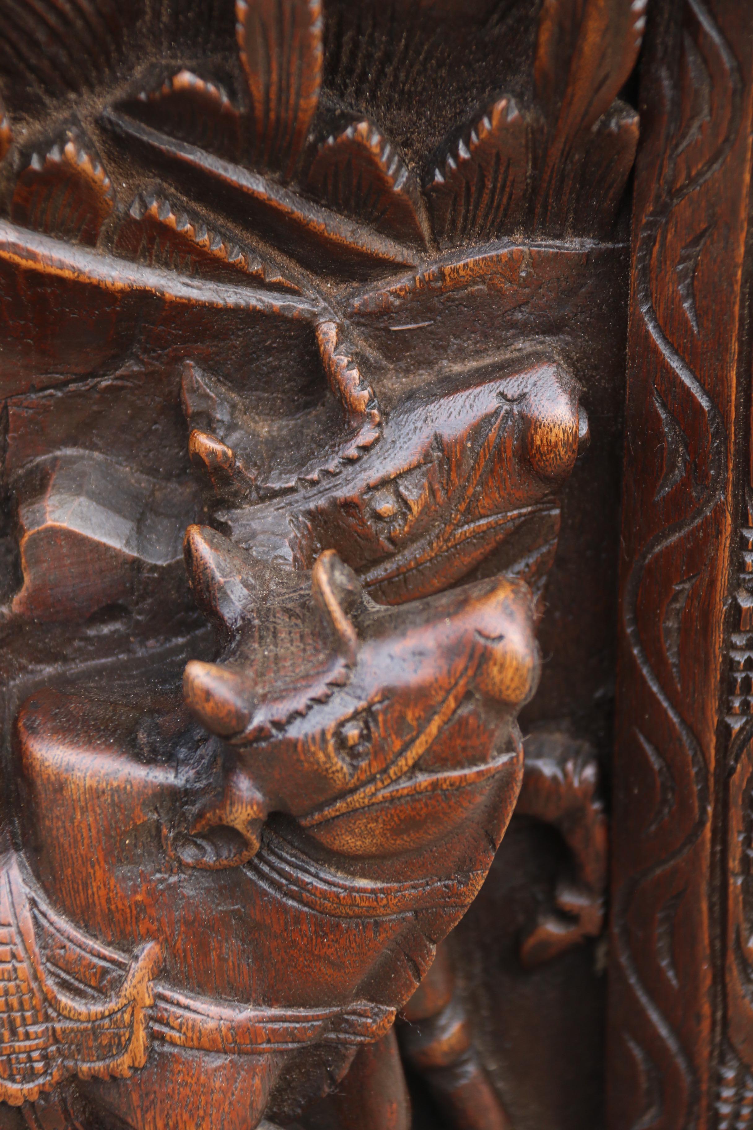 Eine geschnitzte und gerahmte Wandtafel aus Hartholz mit tiefem Relief aus der Raj-Periode, um 1880 im Zustand „Gut“ im Angebot in Central England, GB