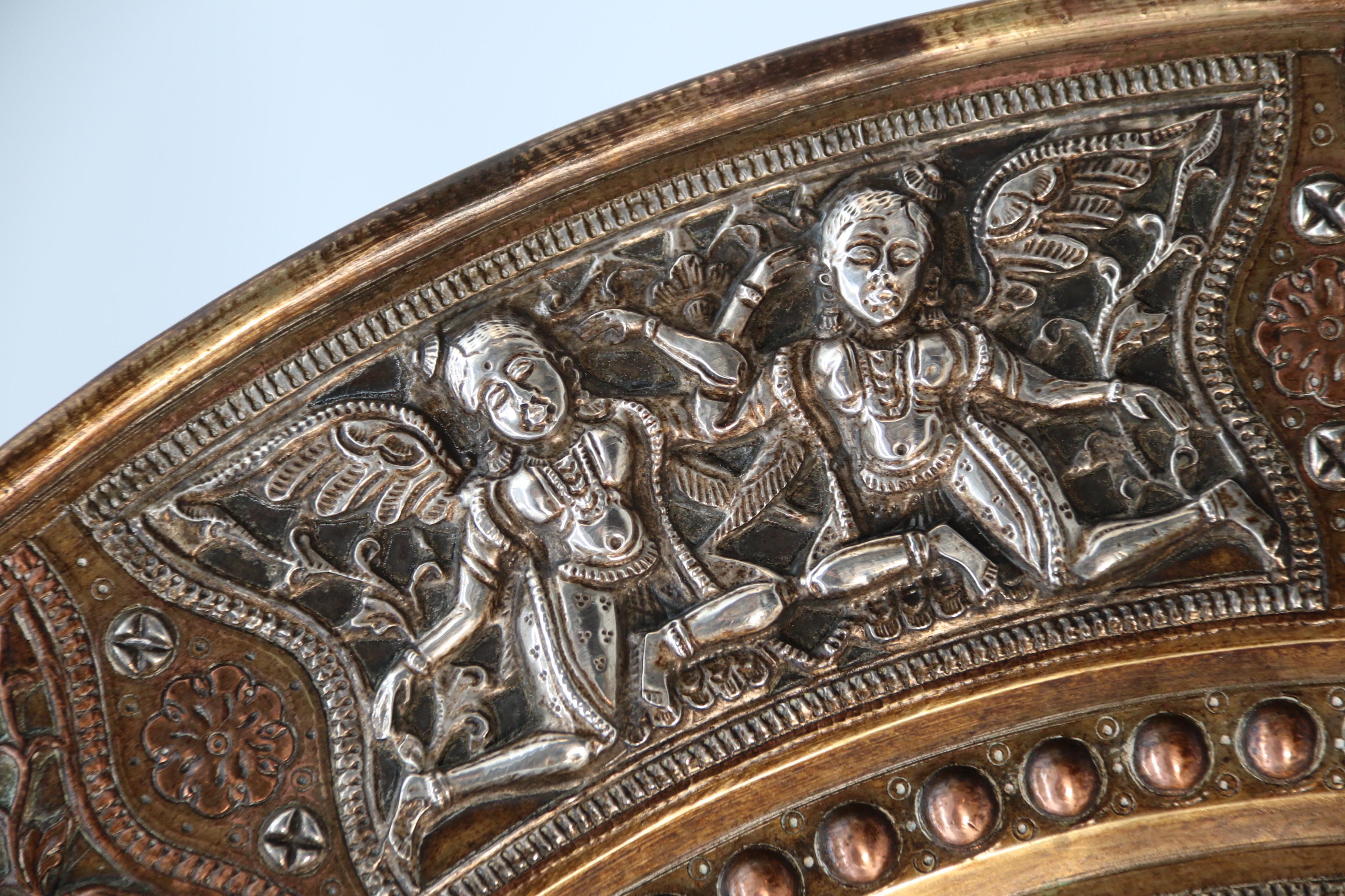 Chargeur en argent, cuivre et laiton repoussé d'époque CIRCA, indien vers 1900 en vente 6