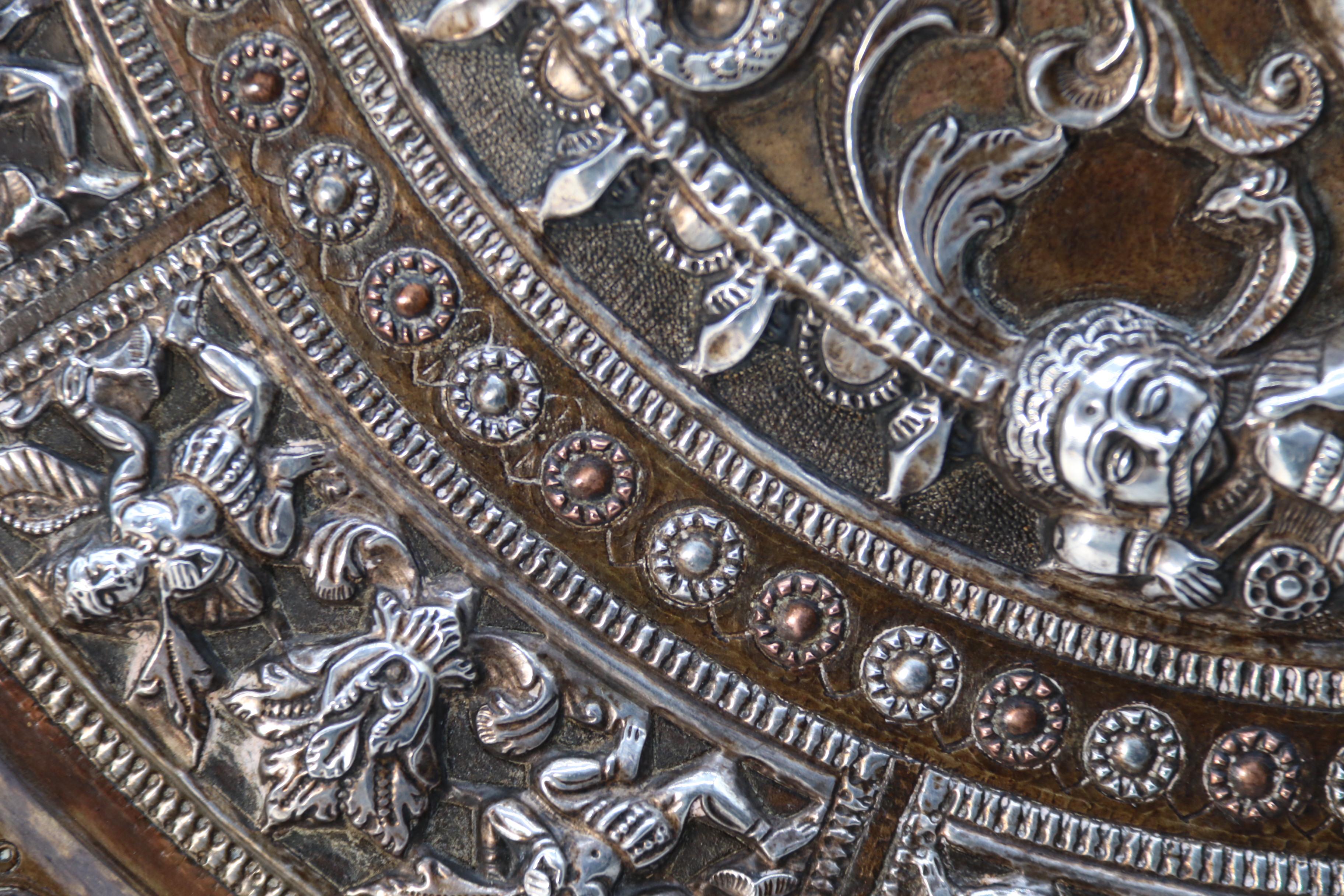 Chargeur en argent, cuivre et laiton repoussé d'époque CIRCA, indien vers 1900 en vente 8