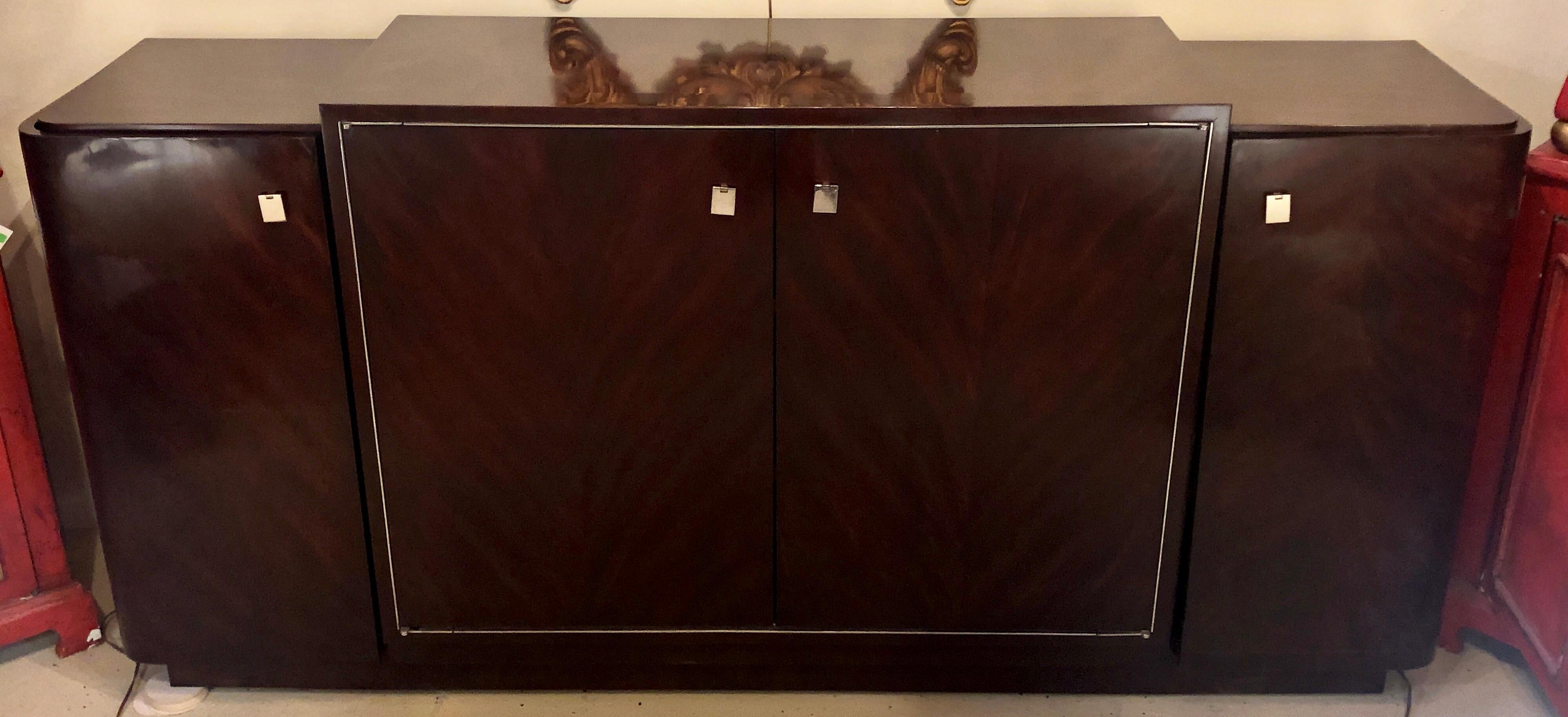 Ein Ralph Lauren Art Deco Medienschrank. Der Rahmen aus gewirbeltem Mahagoniholz mit polierten Edelstahlkanten macht diesen eleganten und stilvollen Schrank zu einem Muss für jeden beliebigen Raum in Ihrem Zuhause oder Büro.