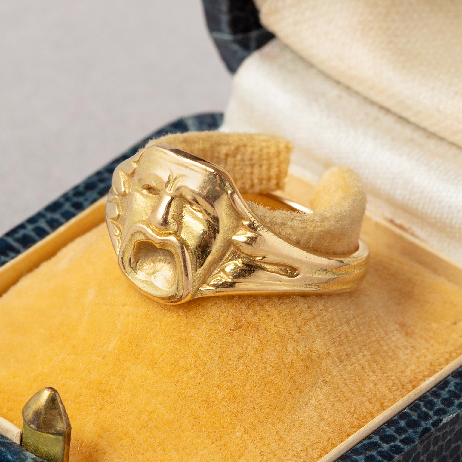 A Rare 18 Carat Gold Art Nouveau Theater Mask Ring  In Excellent Condition For Sale In Amsterdam, NL