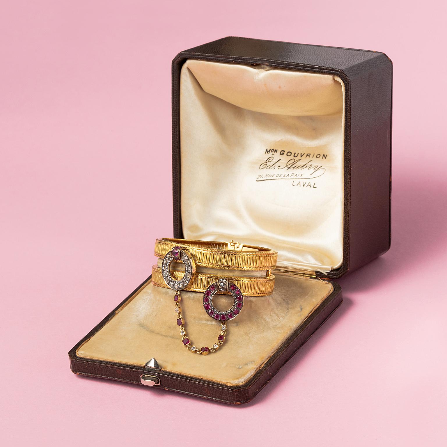 Seltenes französisches Doppelarmband aus 18 Karat Gold mit Rubinen und Diamanten (Antiker Kissenschliff)