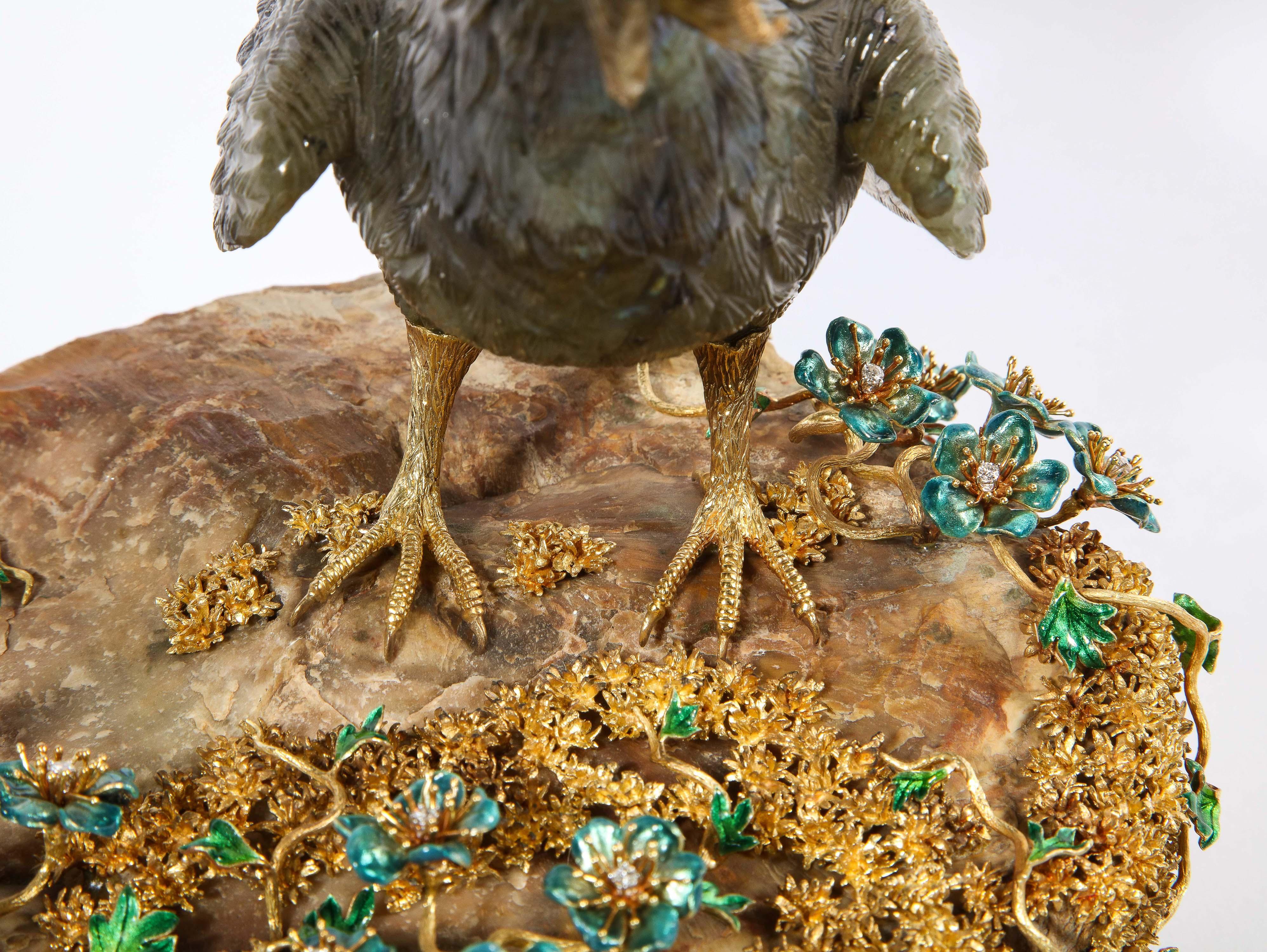 Rare oiseau dinde en labradorite sculpté, monté sur or 18 carats, émail et diamants en vente 10