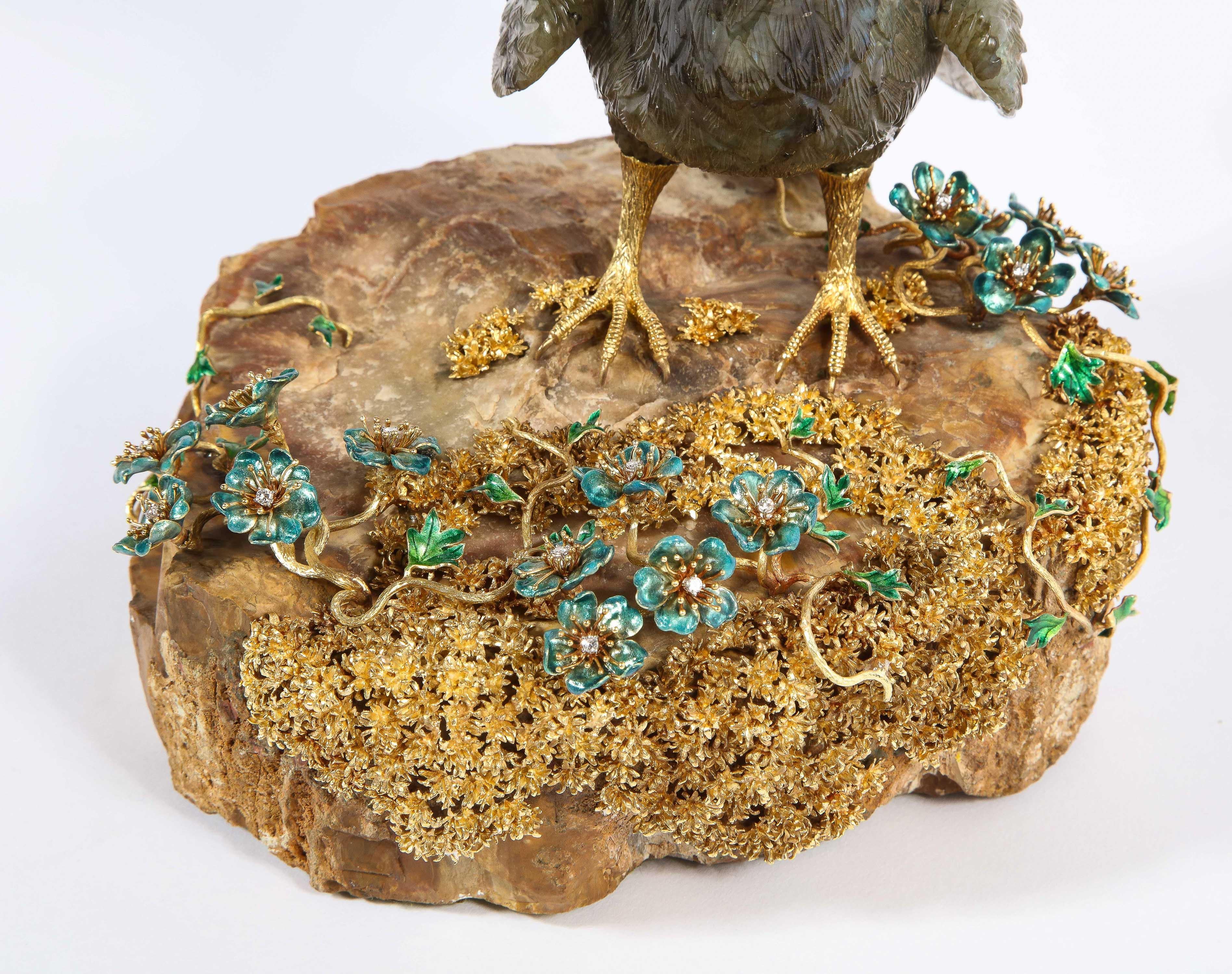 Rare oiseau dinde en labradorite sculpté, monté sur or 18 carats, émail et diamants en vente 14