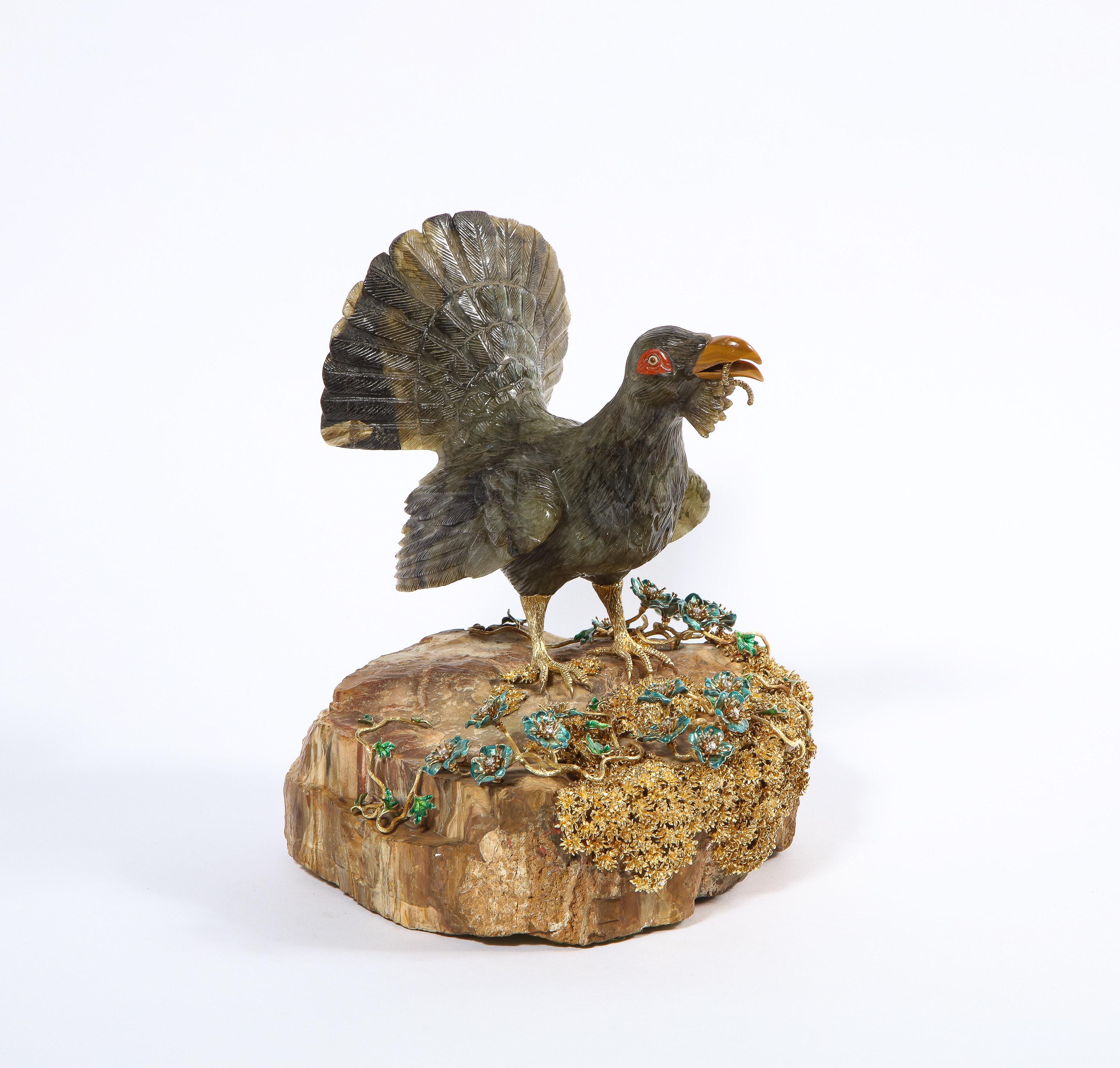 Allemand Rare oiseau dinde en labradorite sculpté, monté sur or 18 carats, émail et diamants en vente