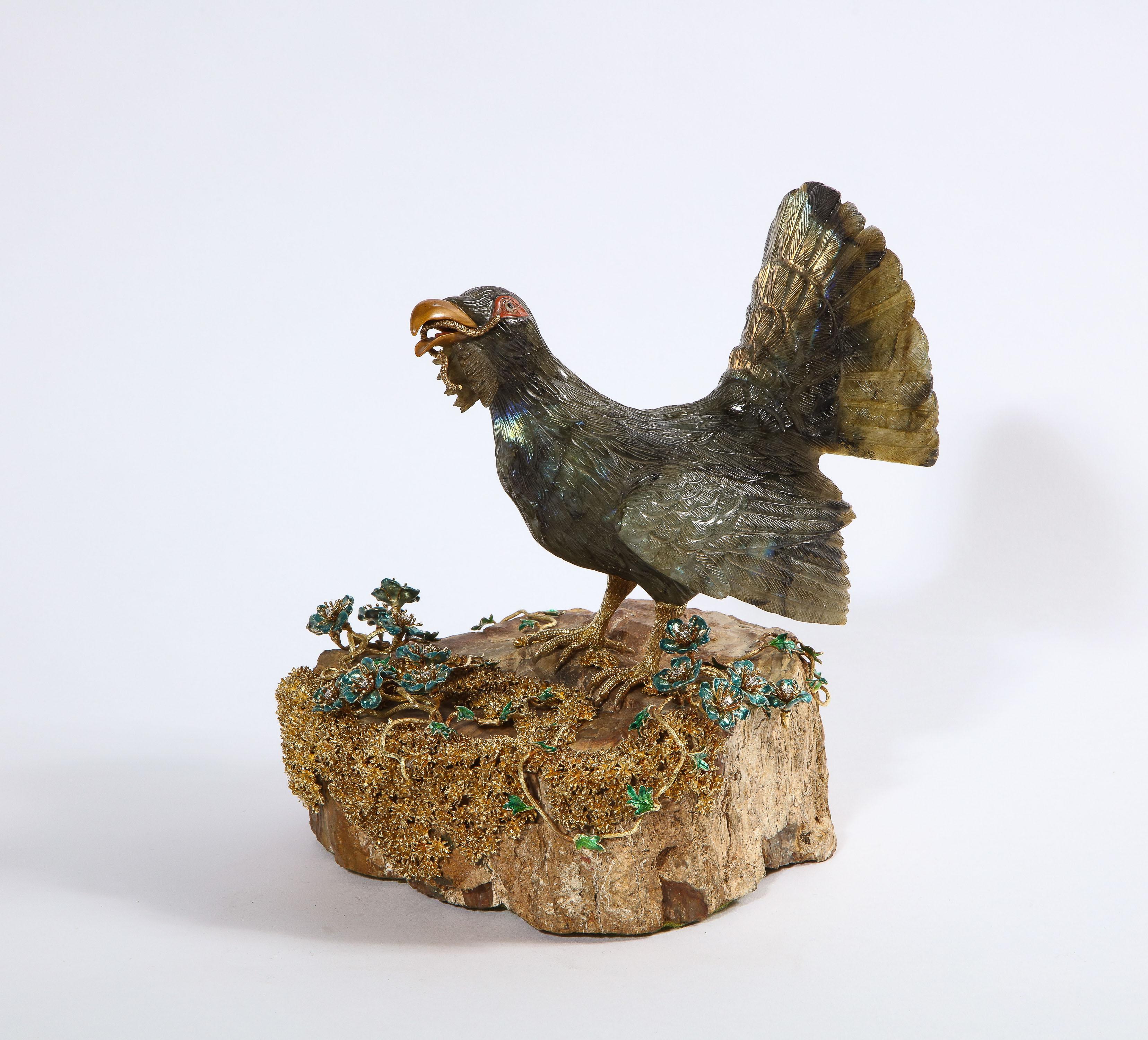 Rare oiseau dinde en labradorite sculpté, monté sur or 18 carats, émail et diamants Bon état - En vente à New York, NY