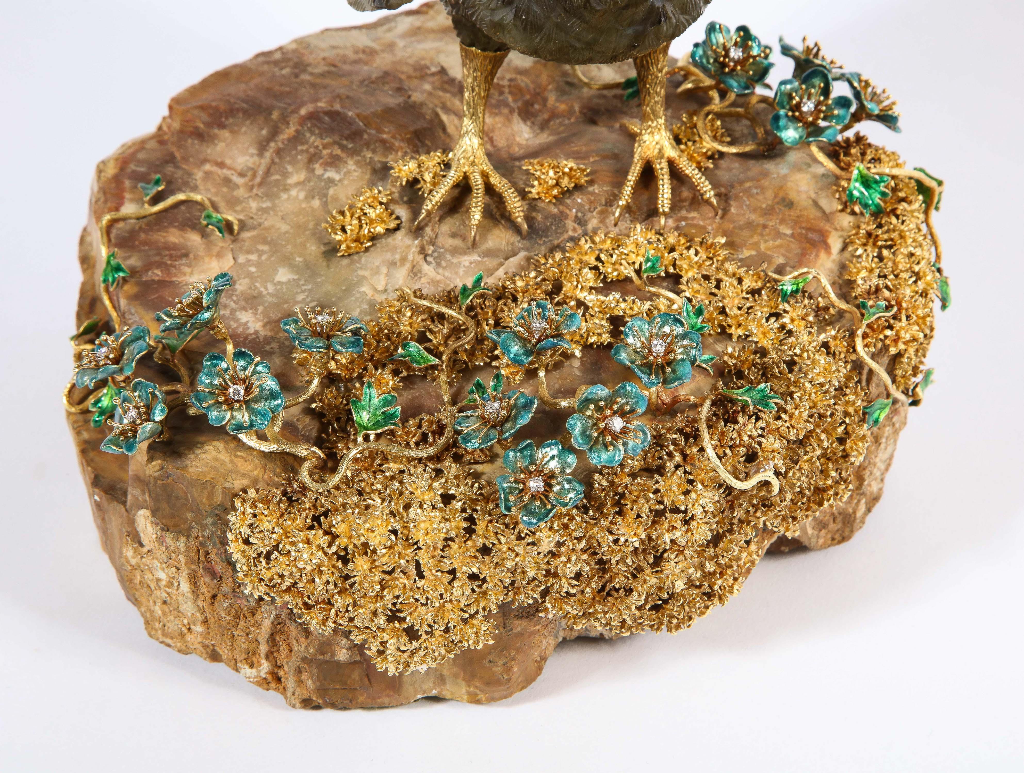 Rare oiseau dinde en labradorite sculpté, monté sur or 18 carats, émail et diamants en vente 1