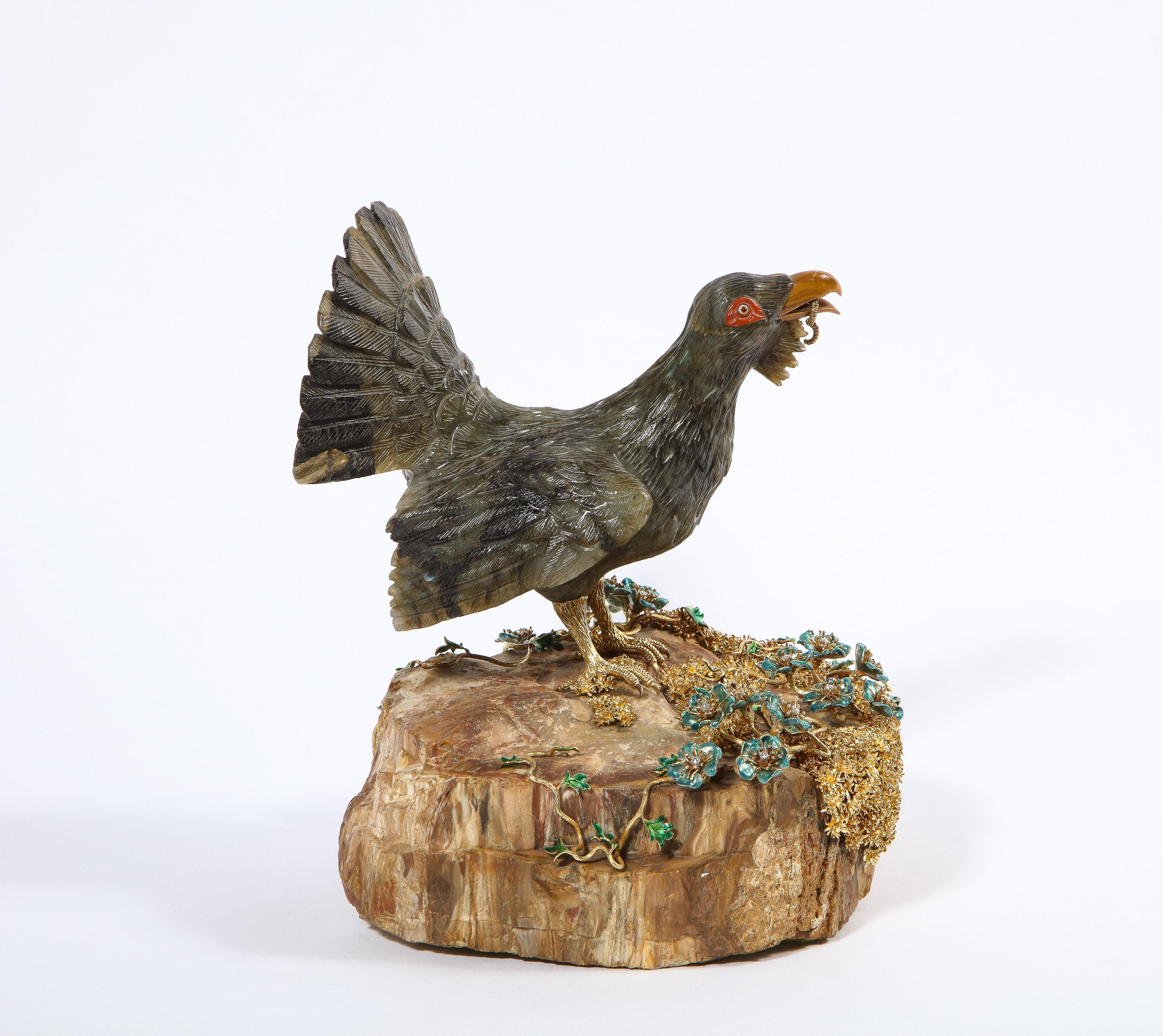 Rare oiseau dinde en labradorite sculpté, monté sur or 18 carats, émail et diamants en vente 3