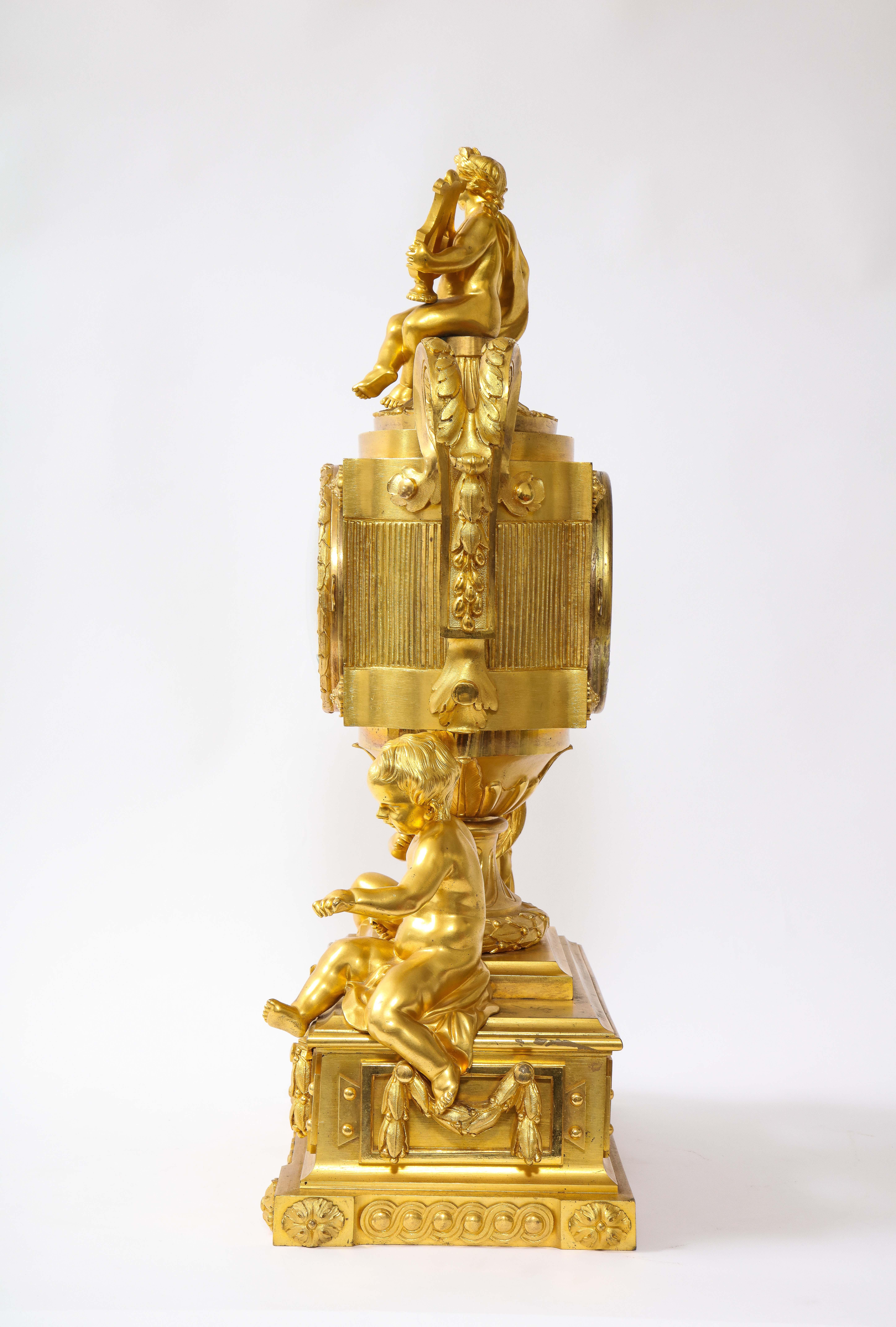 Raro reloj francés de bronce dorado del s. XVIII con putti y músico, Att. Robert Osmond en venta 2