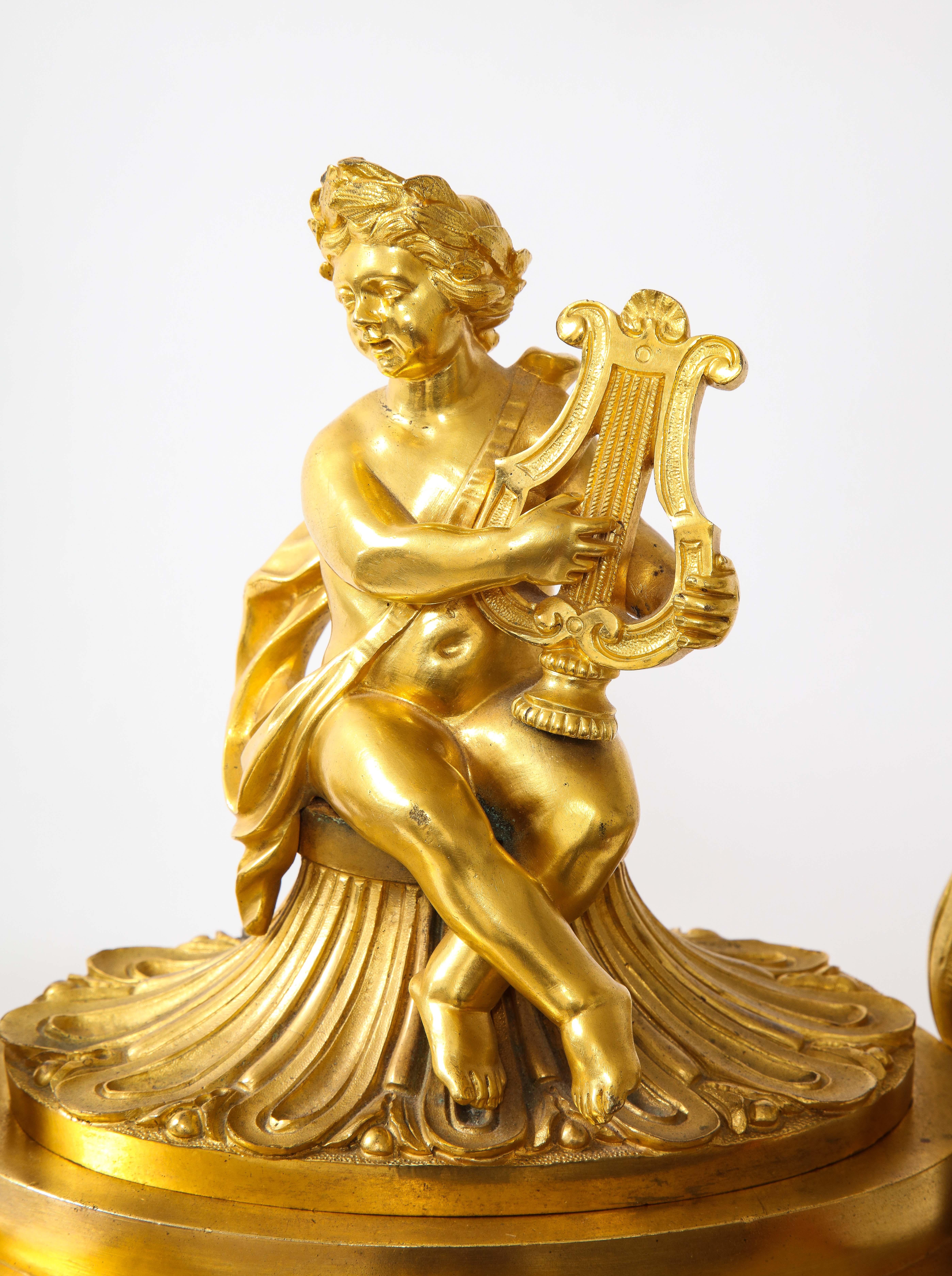 Raro reloj francés de bronce dorado del s. XVIII con putti y músico, Att. Robert Osmond en venta 3
