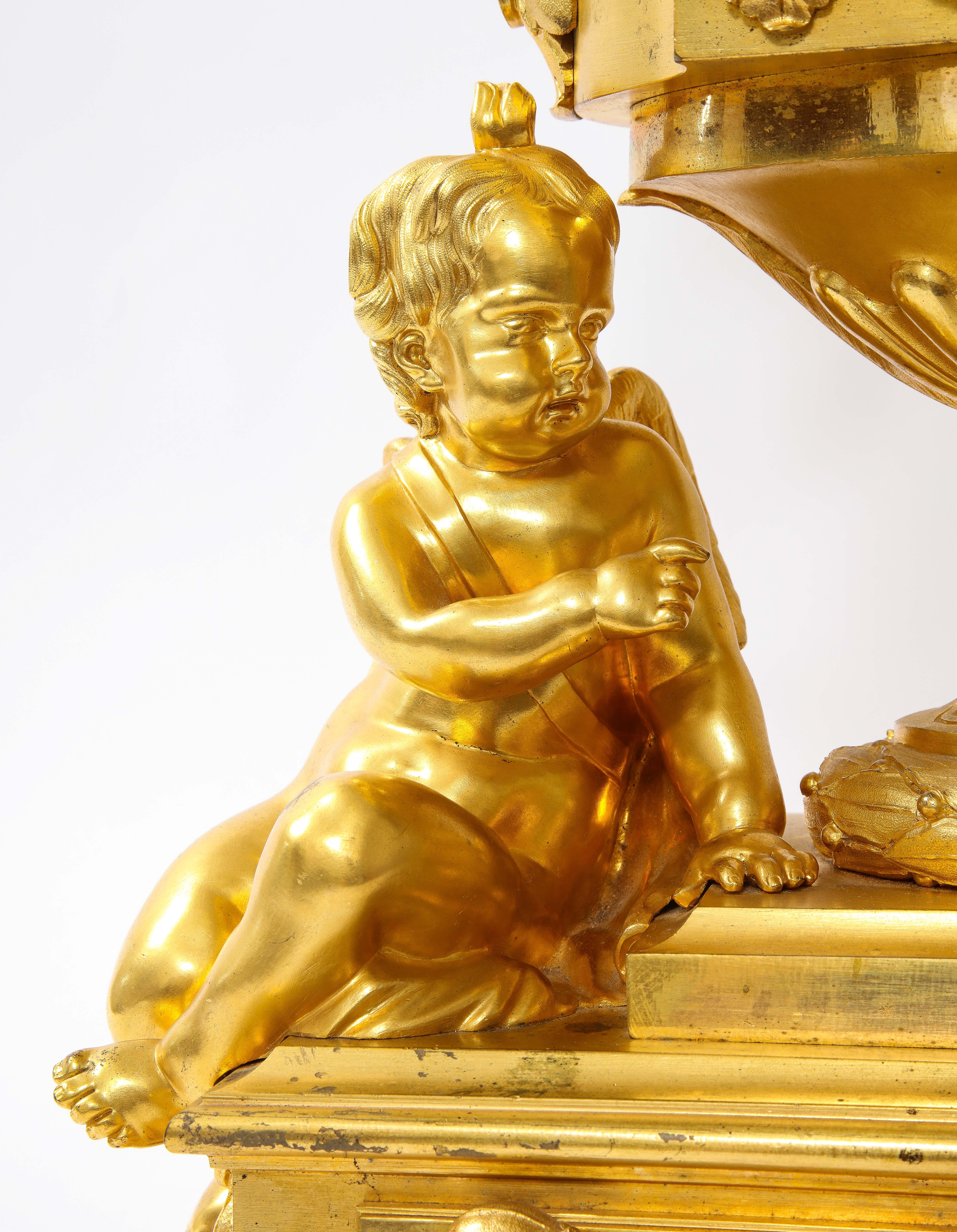 Raro reloj francés de bronce dorado del s. XVIII con putti y músico, Att. Robert Osmond en venta 4