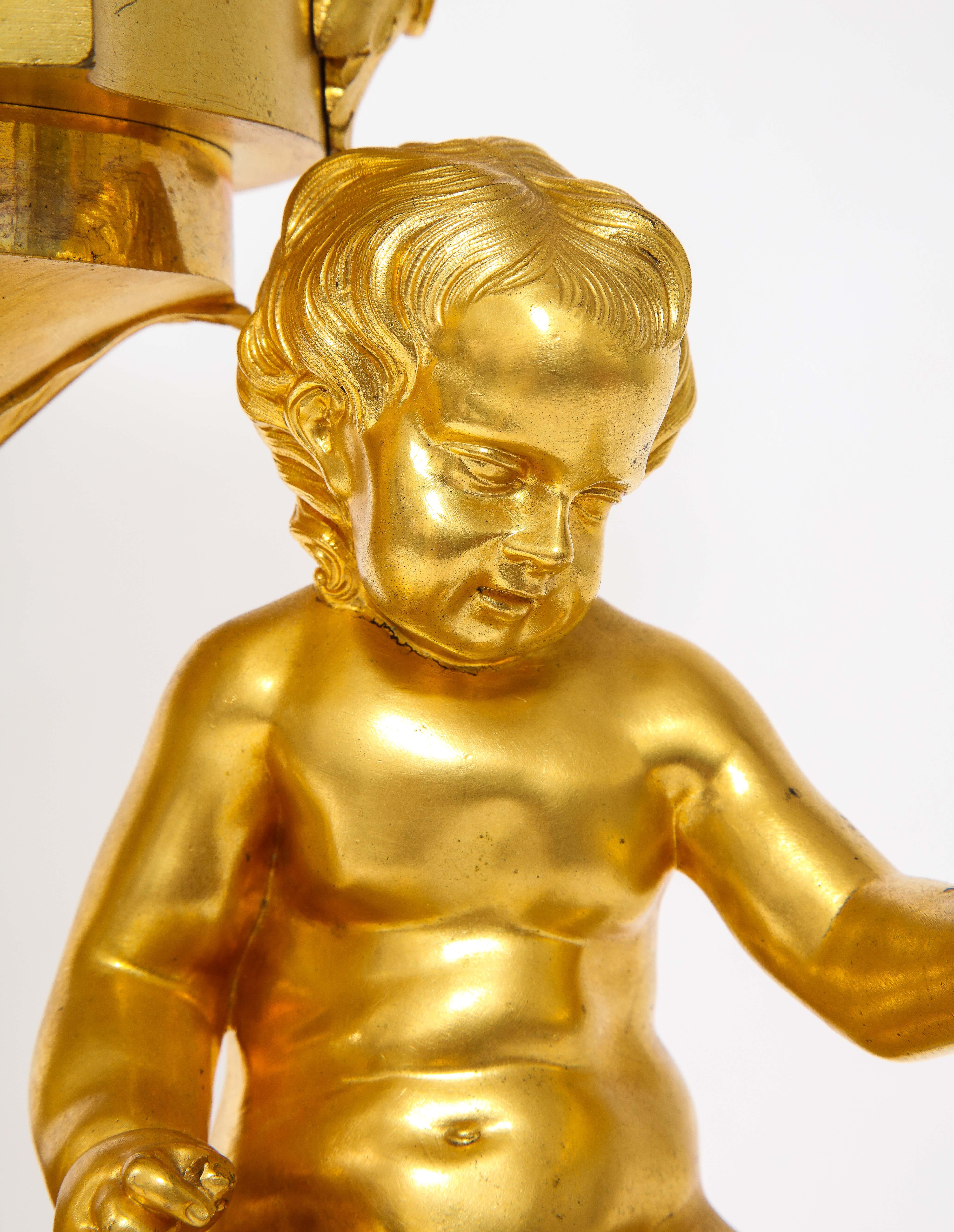 Raro reloj francés de bronce dorado del s. XVIII con putti y músico, Att. Robert Osmond en venta 5