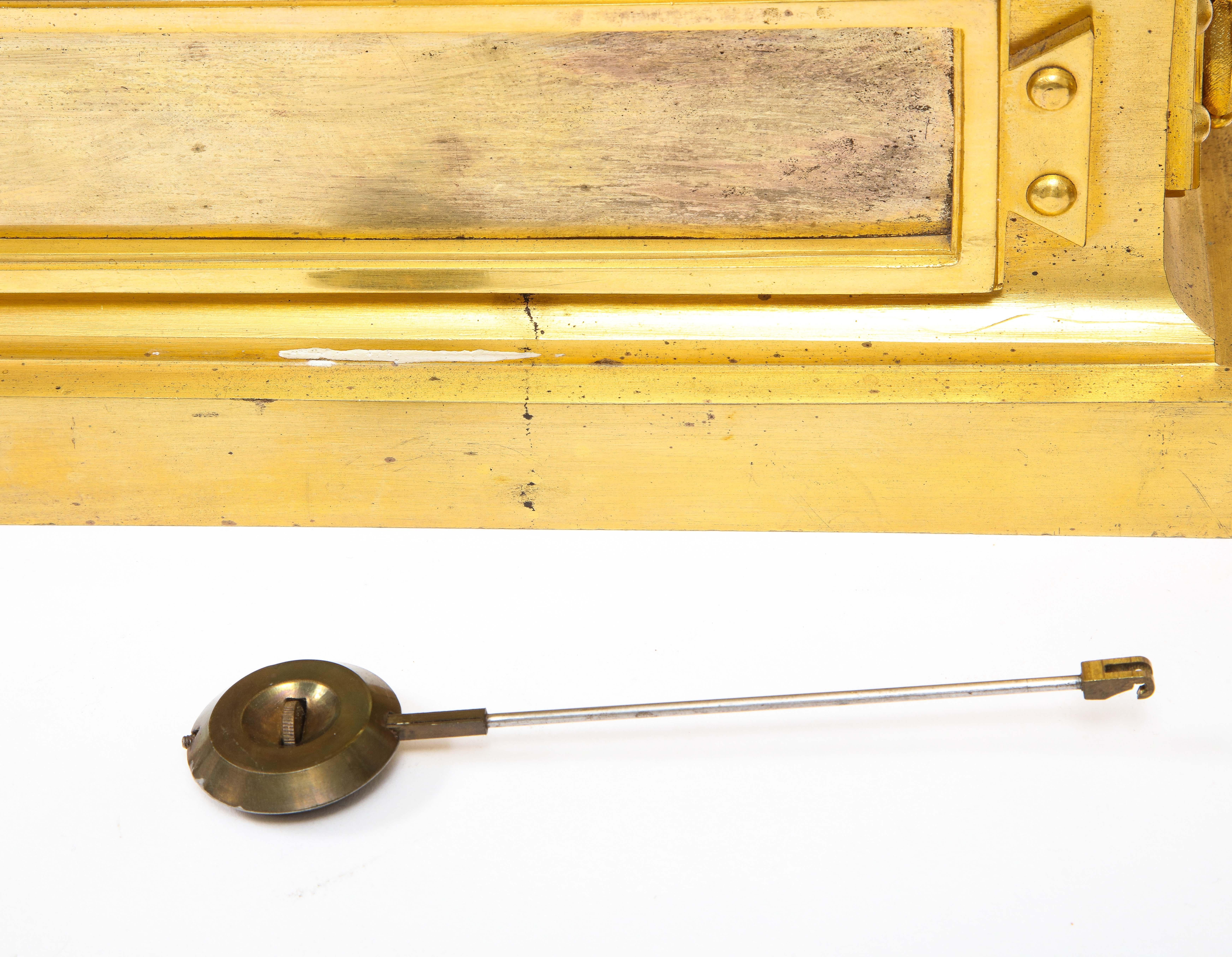 Raro reloj francés de bronce dorado del s. XVIII con putti y músico, Att. Robert Osmond en venta 9