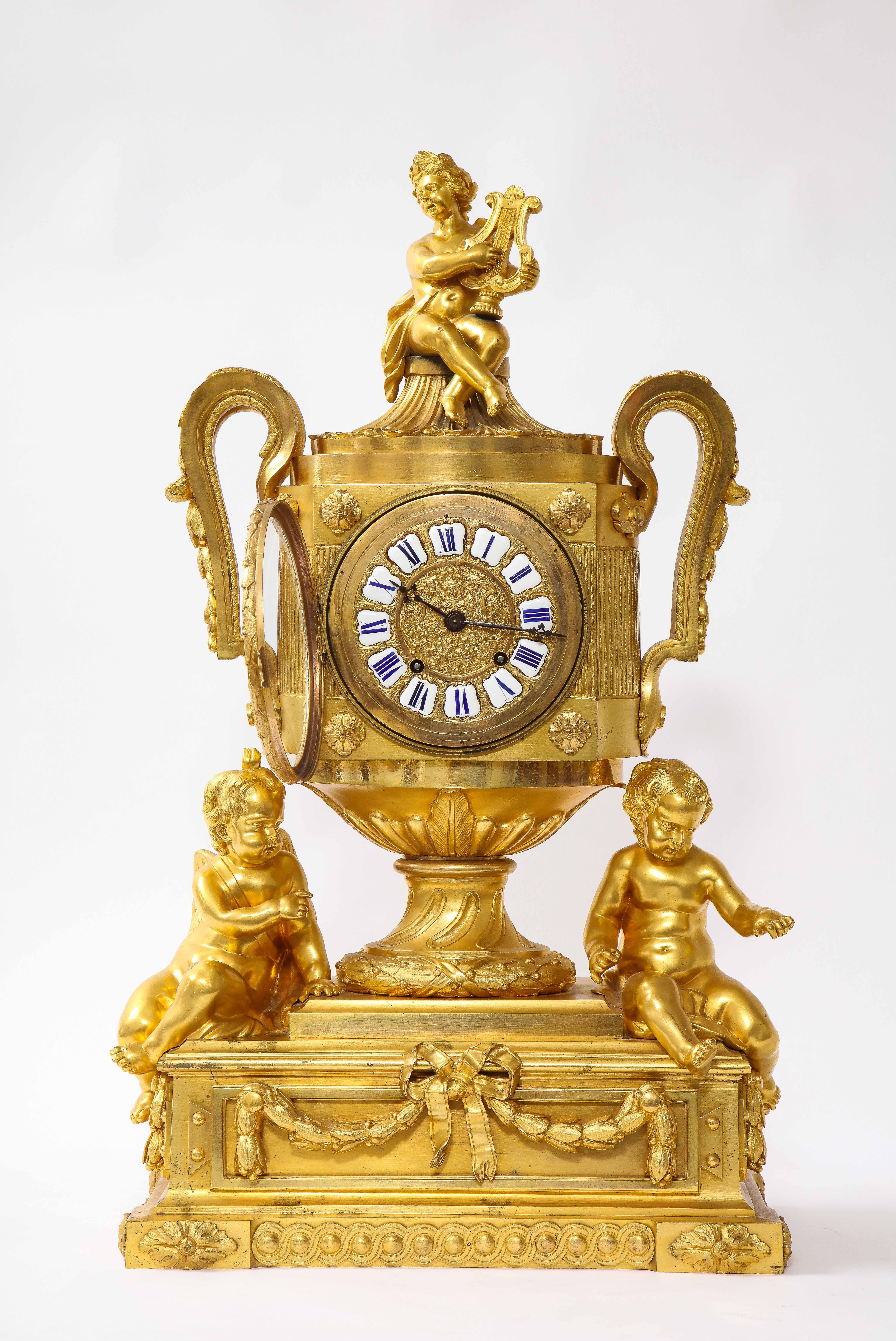 Magnífico y raro reloj de chimenea francés de bronce doré del siglo XVIII atribuido a Robert Osmond. El reloj está diseñado en forma de urna, sostenida por un pedestal central y una base rectangular. El cuerpo es cilíndrico con una superficie