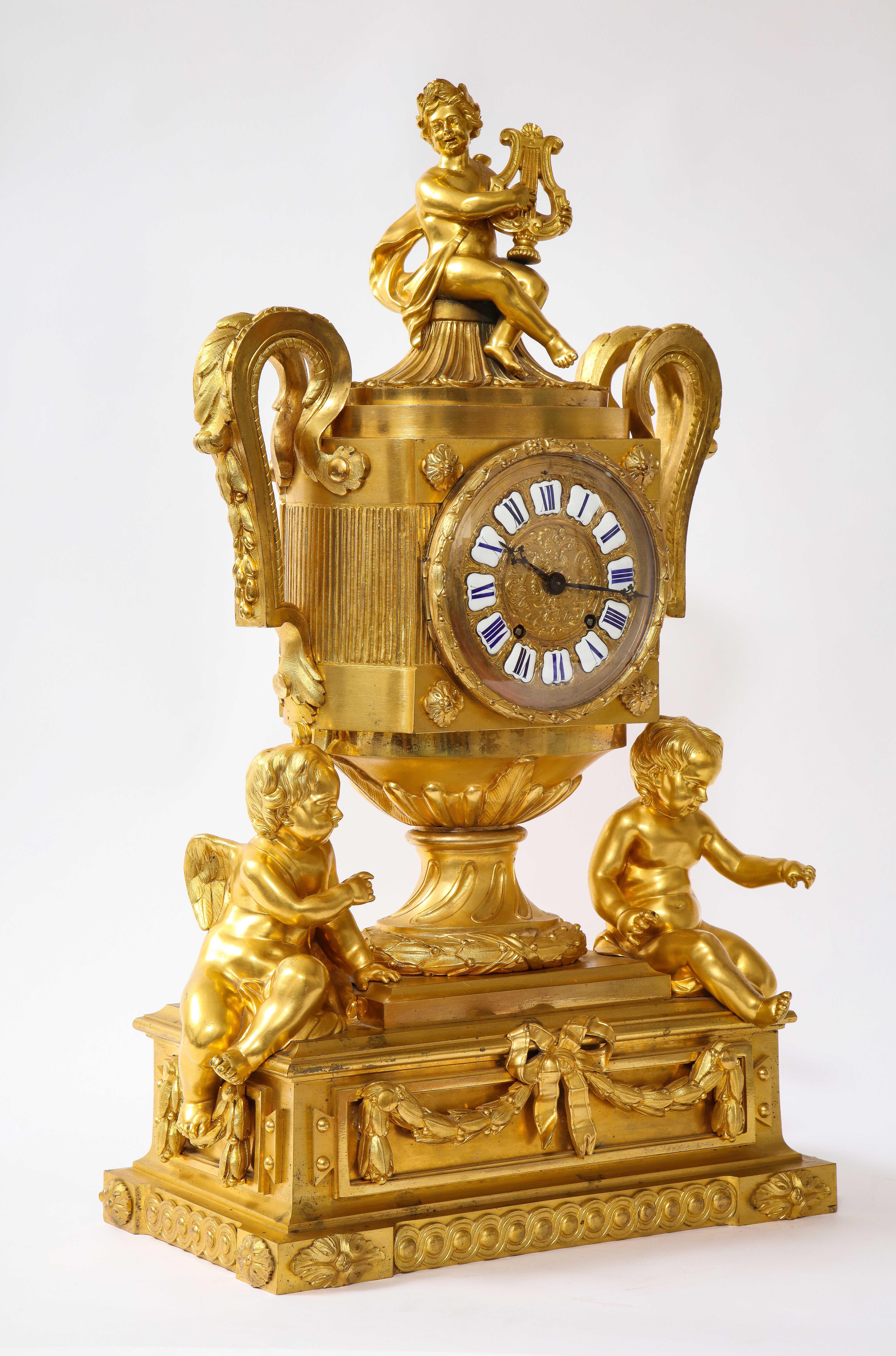 Raro reloj francés de bronce dorado del s. XVIII con putti y músico, Att. Robert Osmond Luis XV en venta