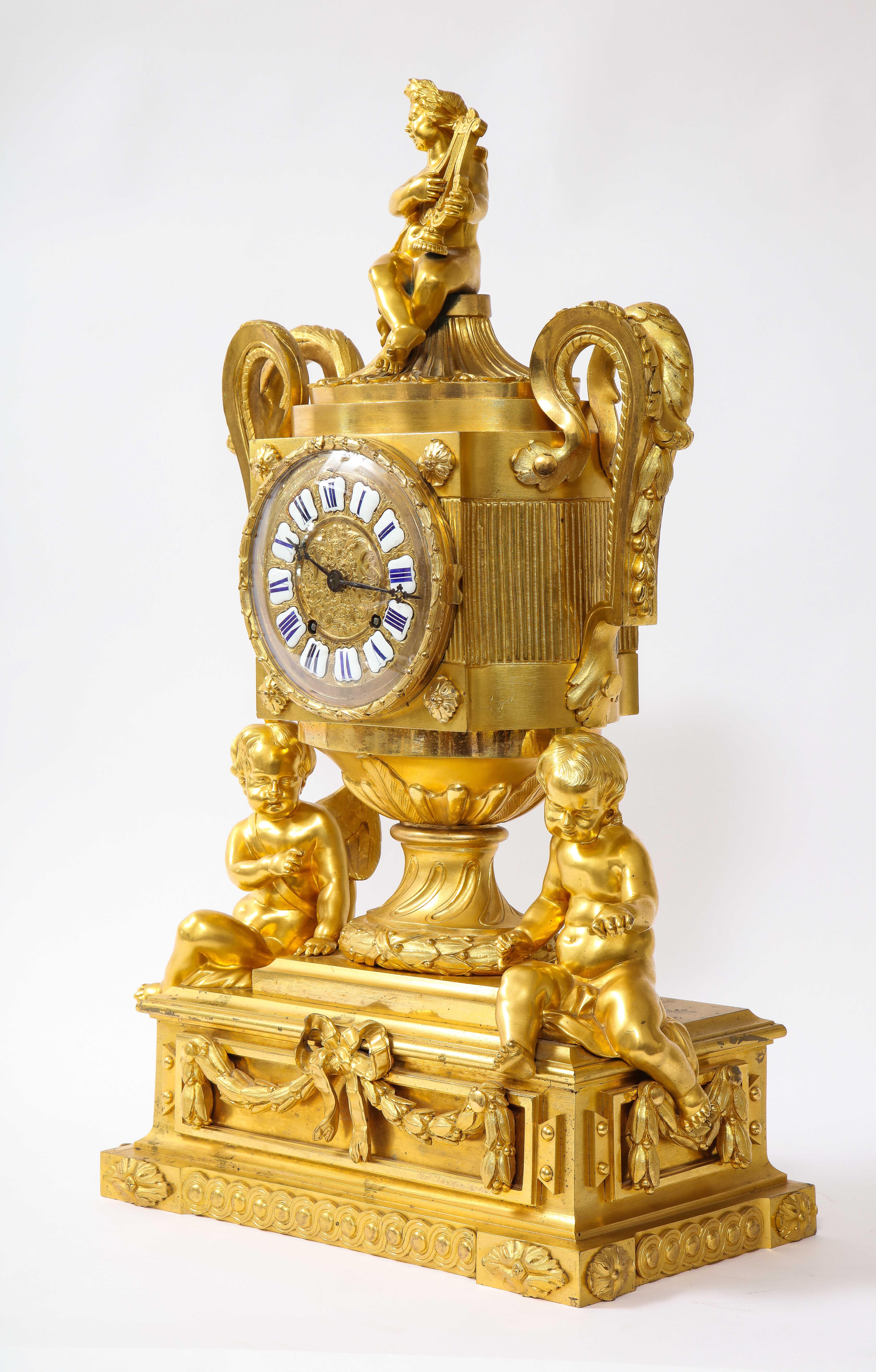 Raro reloj francés de bronce dorado del s. XVIII con putti y músico, Att. Robert Osmond Francés en venta