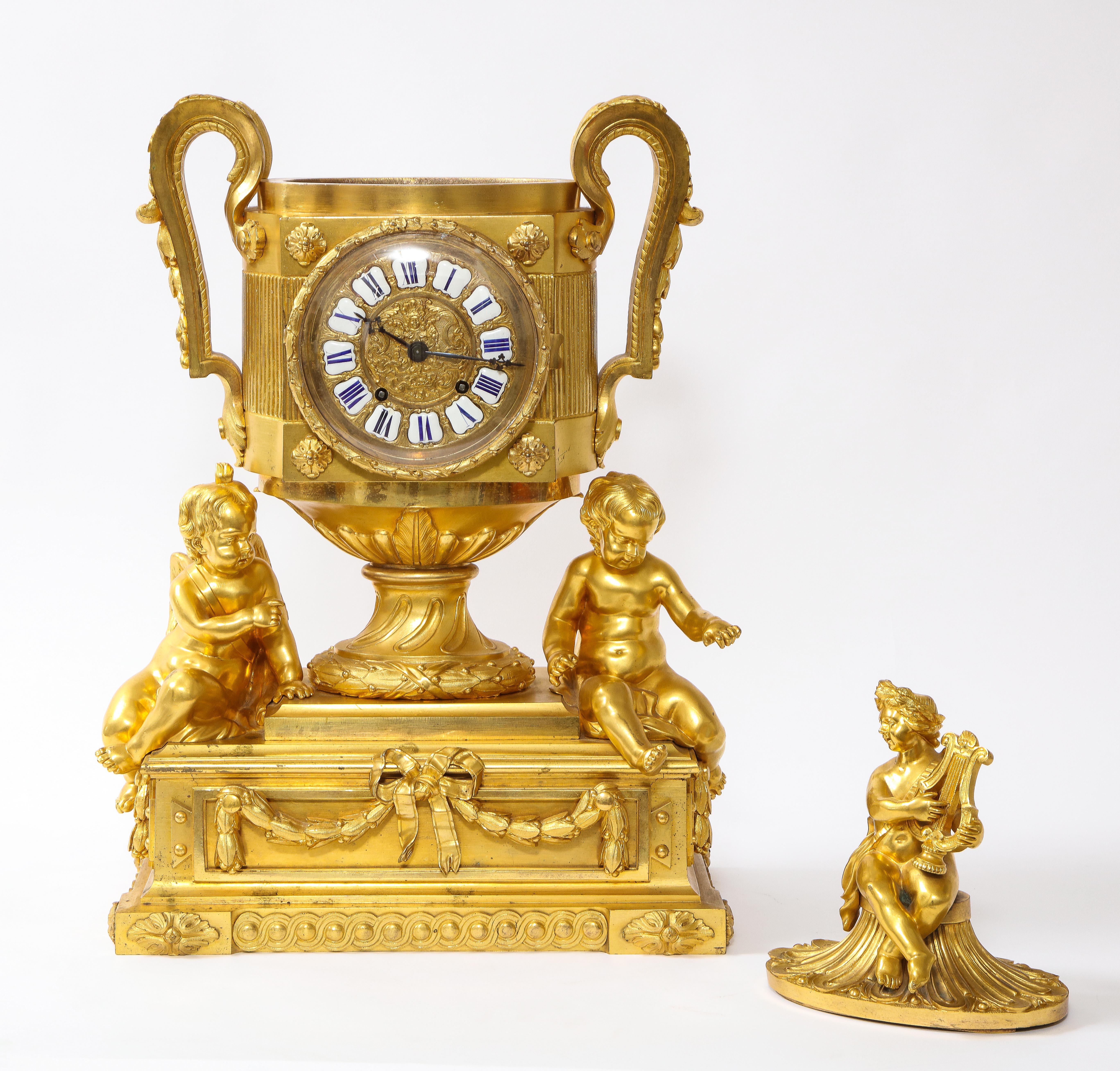 Raro reloj francés de bronce dorado del s. XVIII con putti y músico, Att. Robert Osmond Dorado en venta