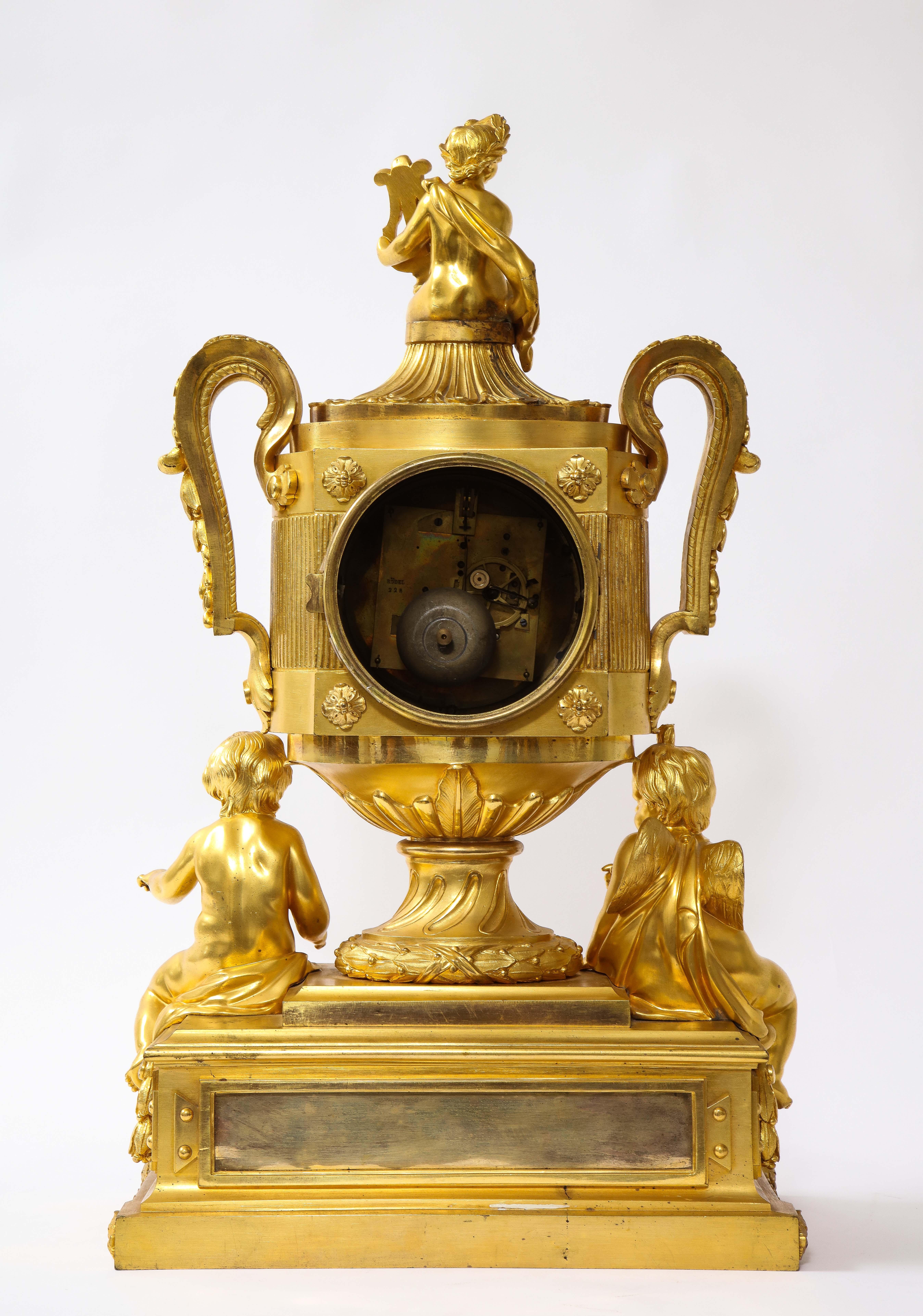 Raro reloj francés de bronce dorado del s. XVIII con putti y músico, Att. Robert Osmond en Bueno estado para la venta en New York, NY