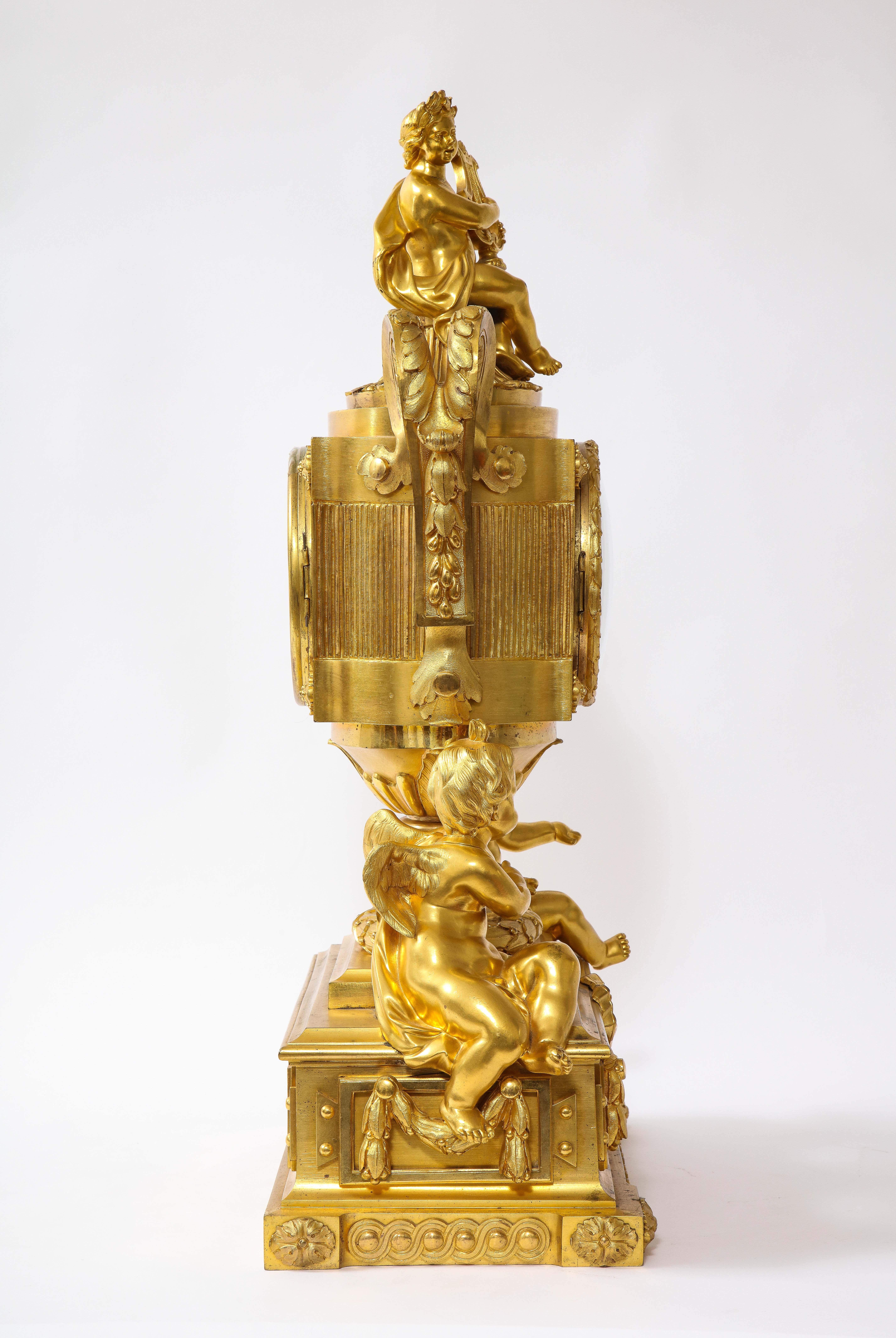 Raro reloj francés de bronce dorado del s. XVIII con putti y músico, Att. Robert Osmond Ormolú en venta