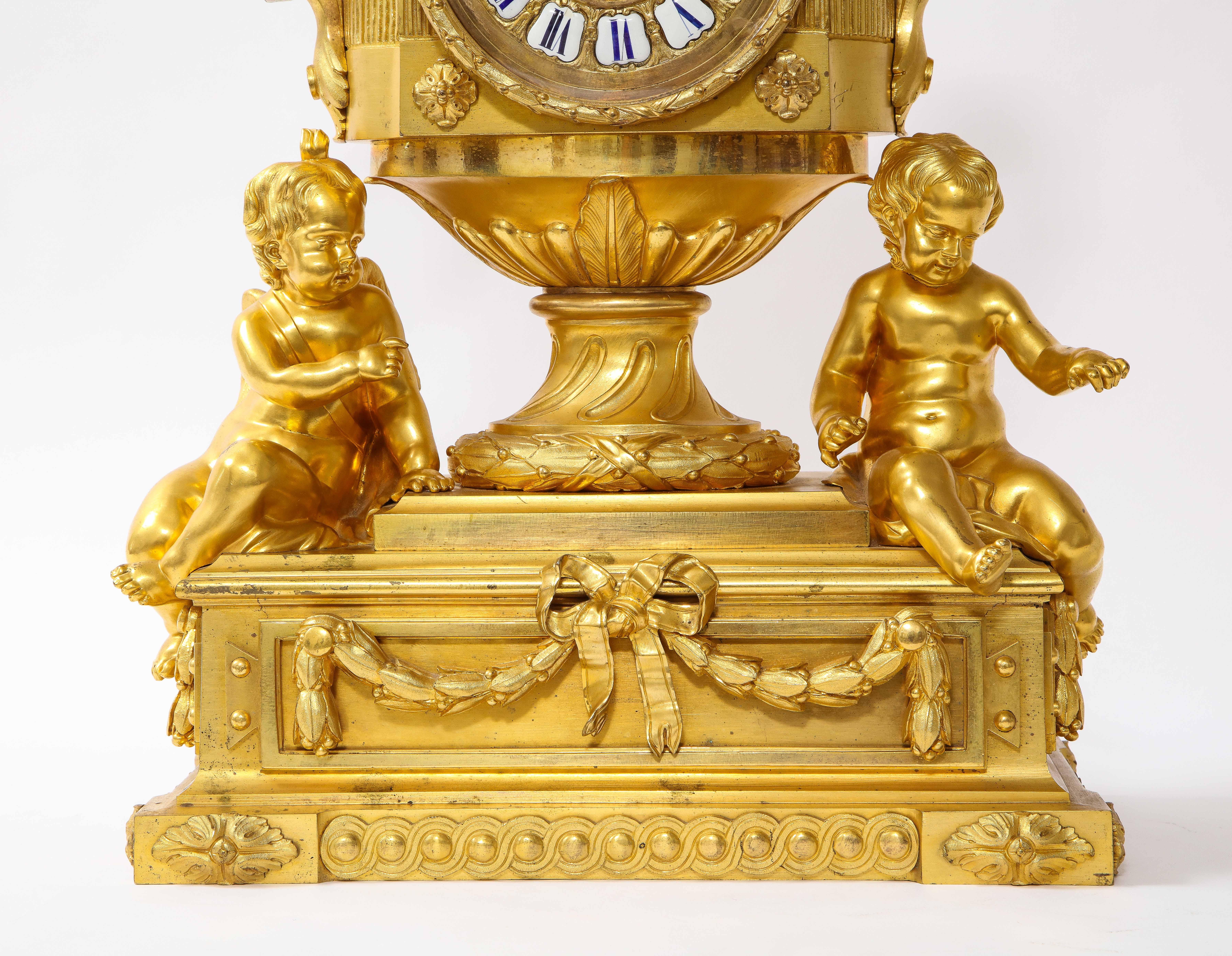 Raro reloj francés de bronce dorado del s. XVIII con putti y músico, Att. Robert Osmond en venta 1