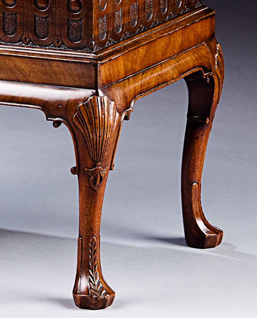 A Rare 18th century Irish Walnut Cutlery stand. The rectangular top with a Chippendale fluted frieze, roundels on a punched background, resting on a cabriole leg base, with scallop shells and Irish faceted feet.
Circa, 1760
Dublin