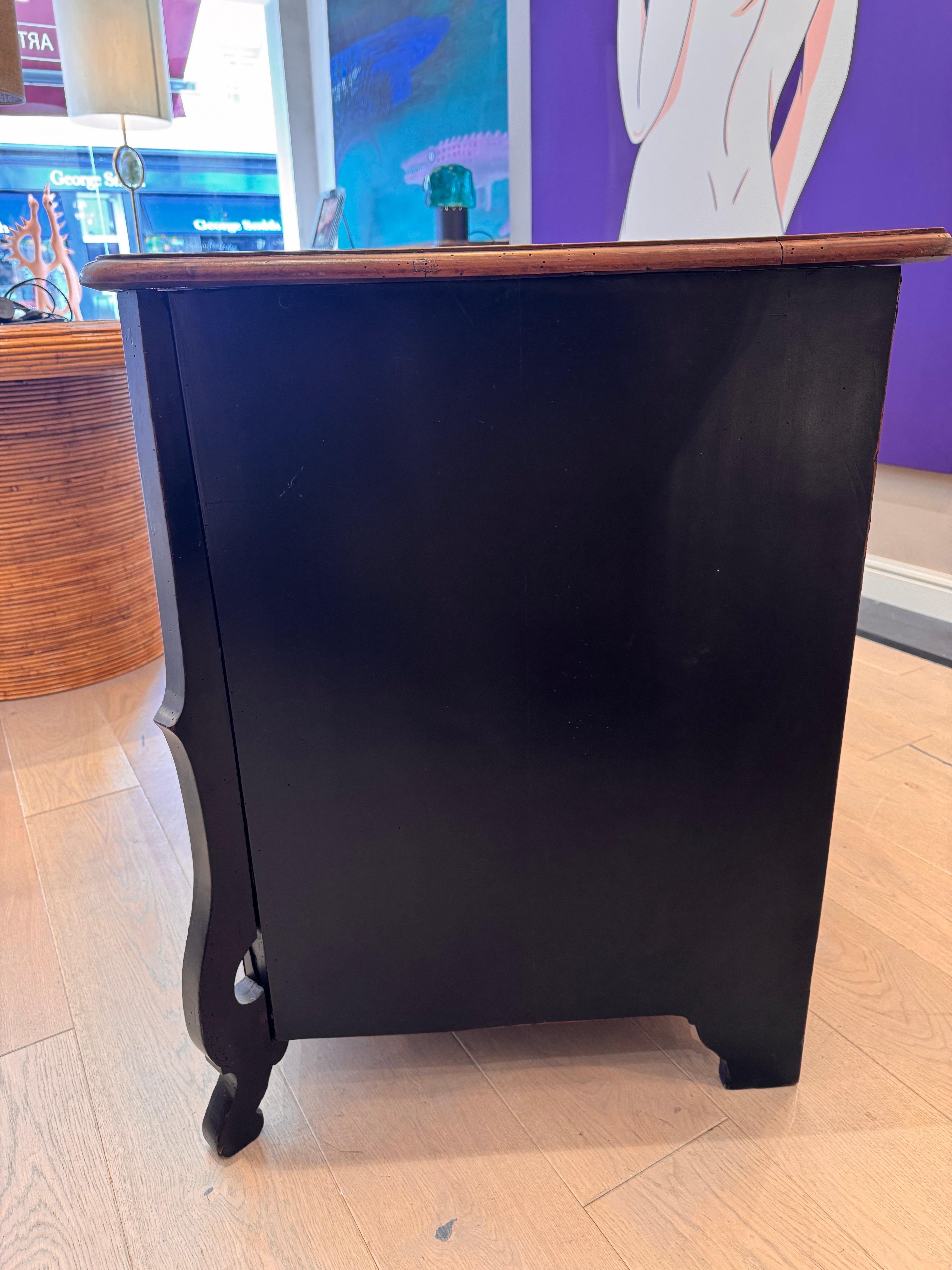 Commode Mazarine française du début du 18e siècle, à trois niveaux, avec de remarquables pieds d'angle incurvés. Les tiroirs aux douces doubles courbes sont équipés de poignées et d'accessoires en métal argenté martelé à la main. 
Ebénisterie avec