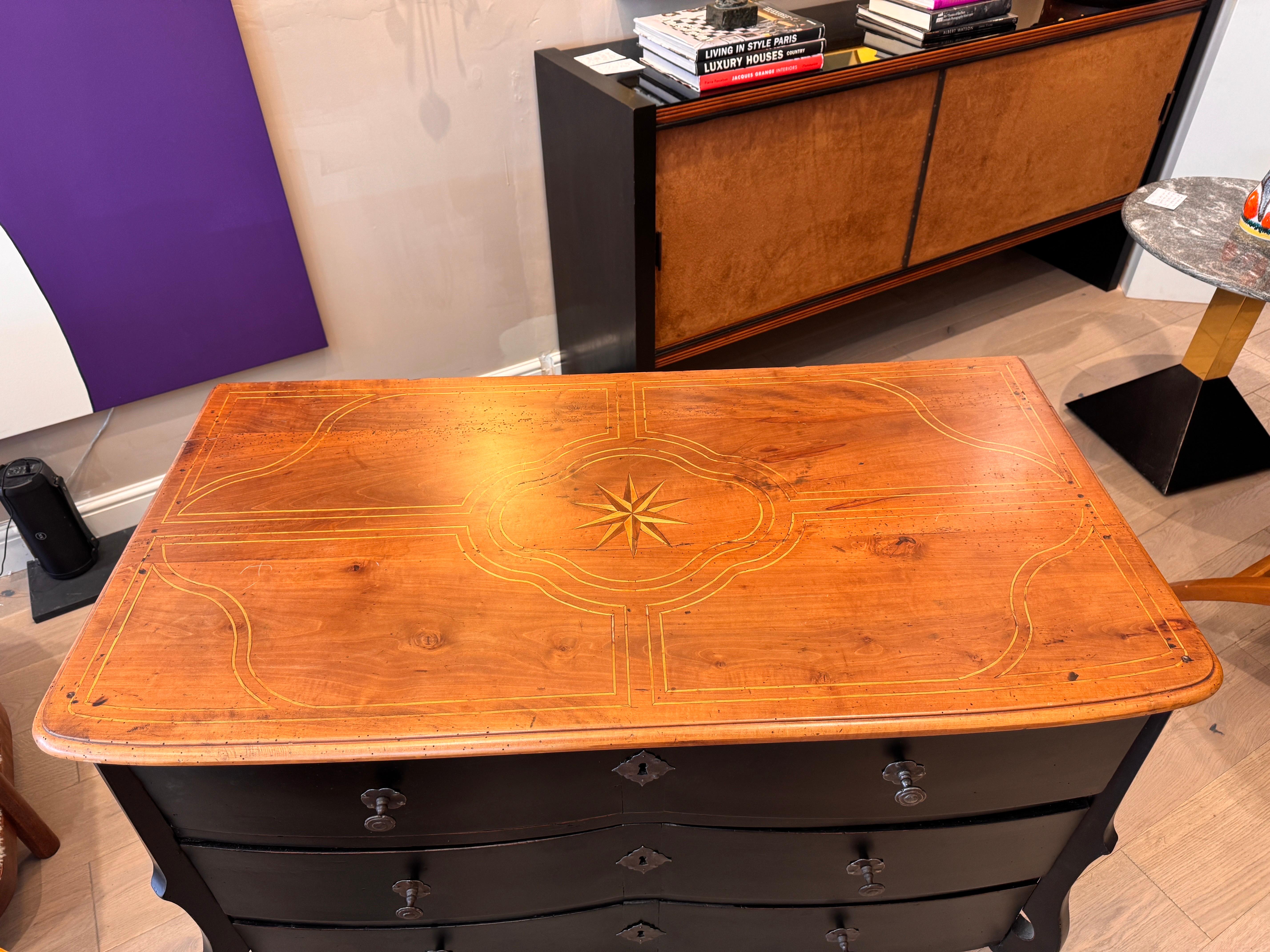 Rare commode Mazarine ébonisée du XVIIIe siècle État moyen - En vente à London, GB