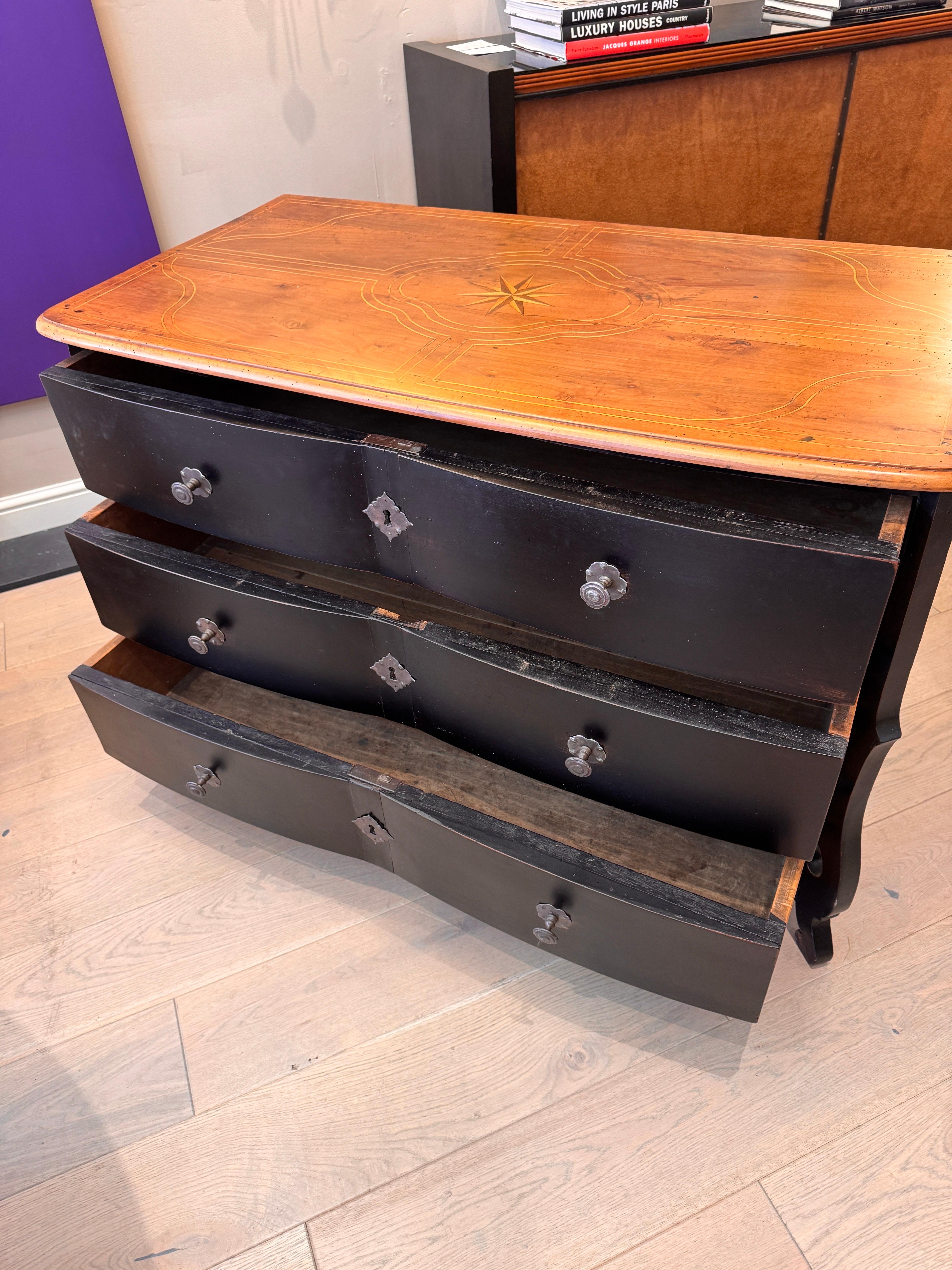 Rare commode Mazarine ébonisée du XVIIIe siècle en vente 1