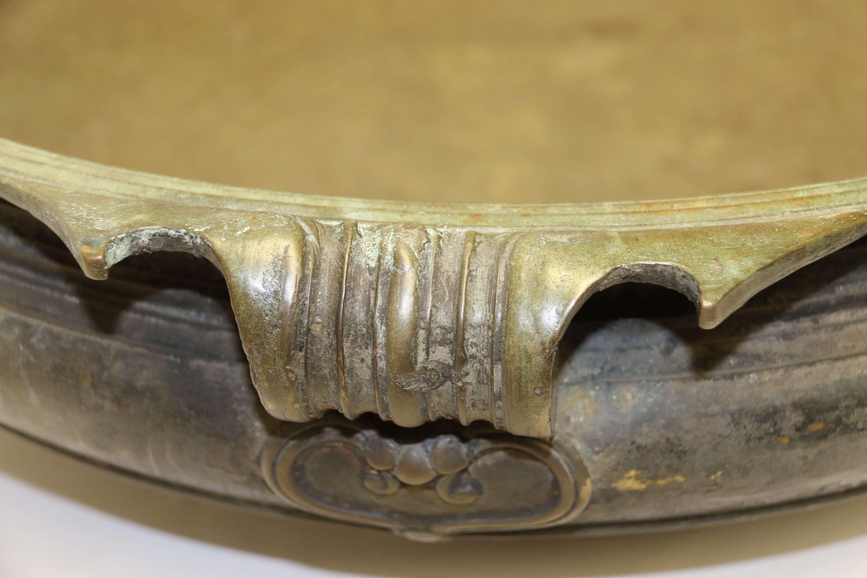 Seltene indische Bronze-Urli-Tempelschale aus dem 18.

Diese beeindruckende indische Zeremonialurli aus Bronze ist ein großes kesselartiges Gefäß, das in der indischen Kultur zum Kochen großer Mengen von Speisen verwendet wird, die bei Versammlungen