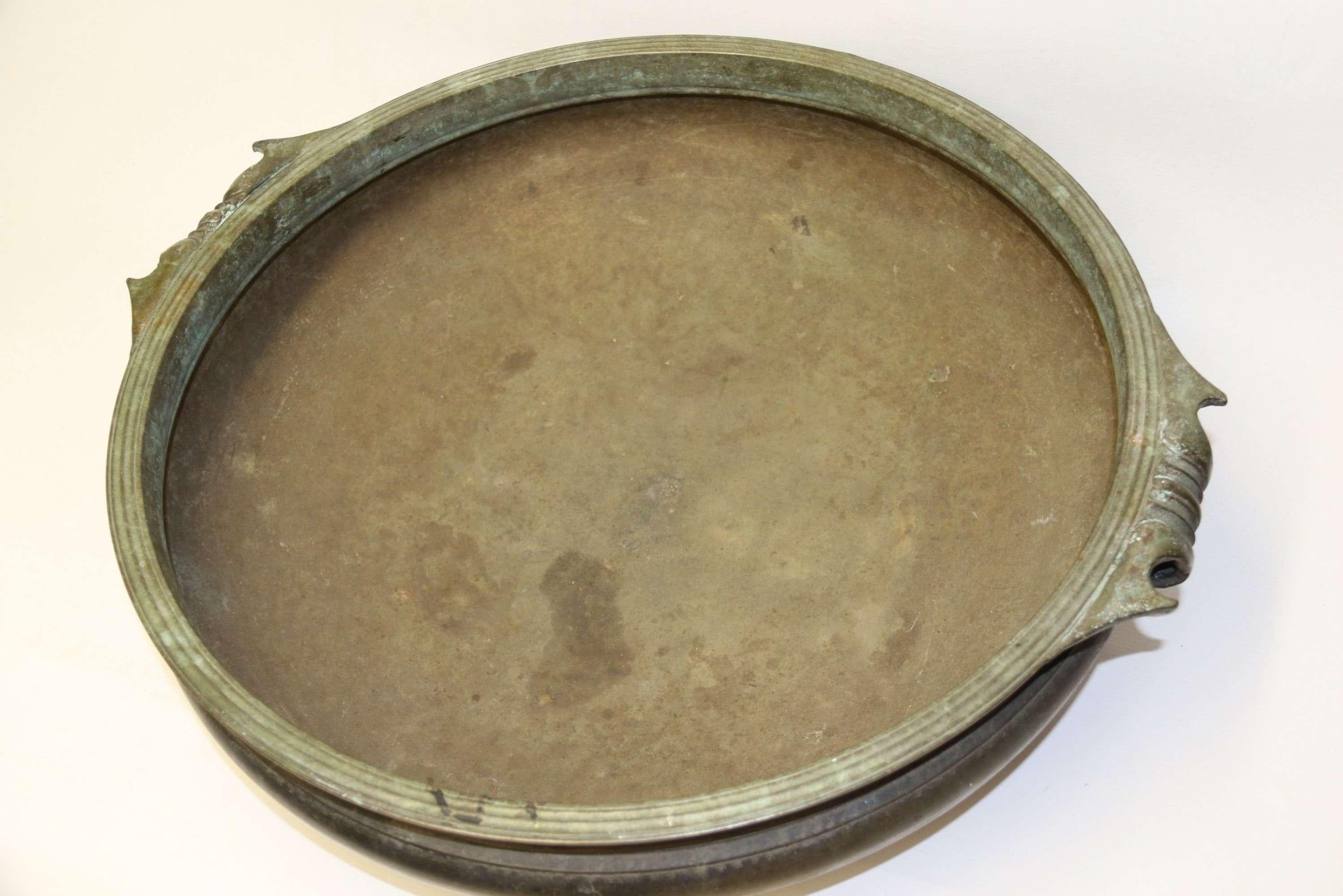 A Rare 18th century Indian bronze Urli temple bowl circa 1800 In Fair Condition For Sale In Central England, GB