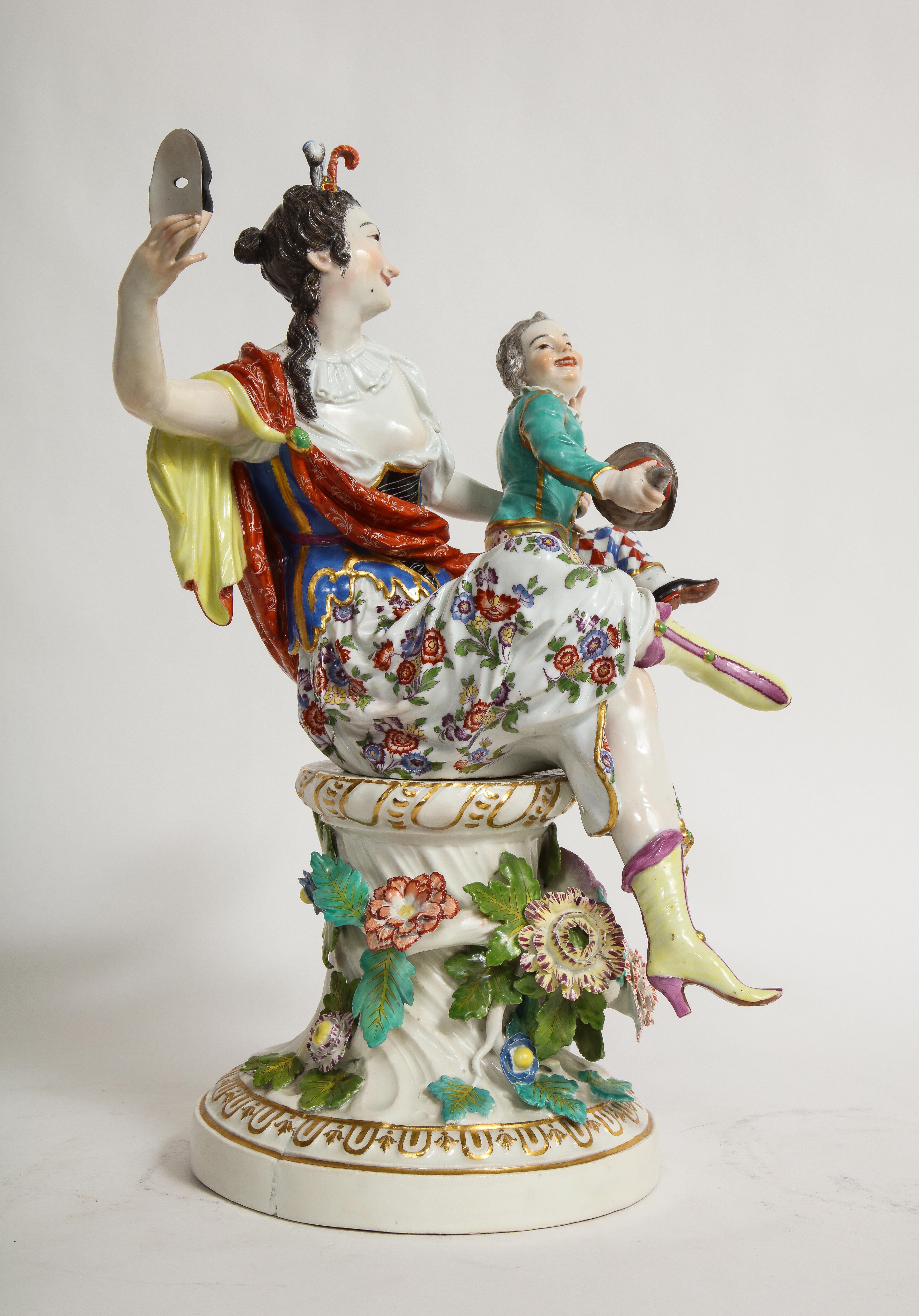 Doré Rare groupe en porcelaine de Meissen du 18e siècle représentant une Thalie avec un Child & Child Child Arlequin en vente