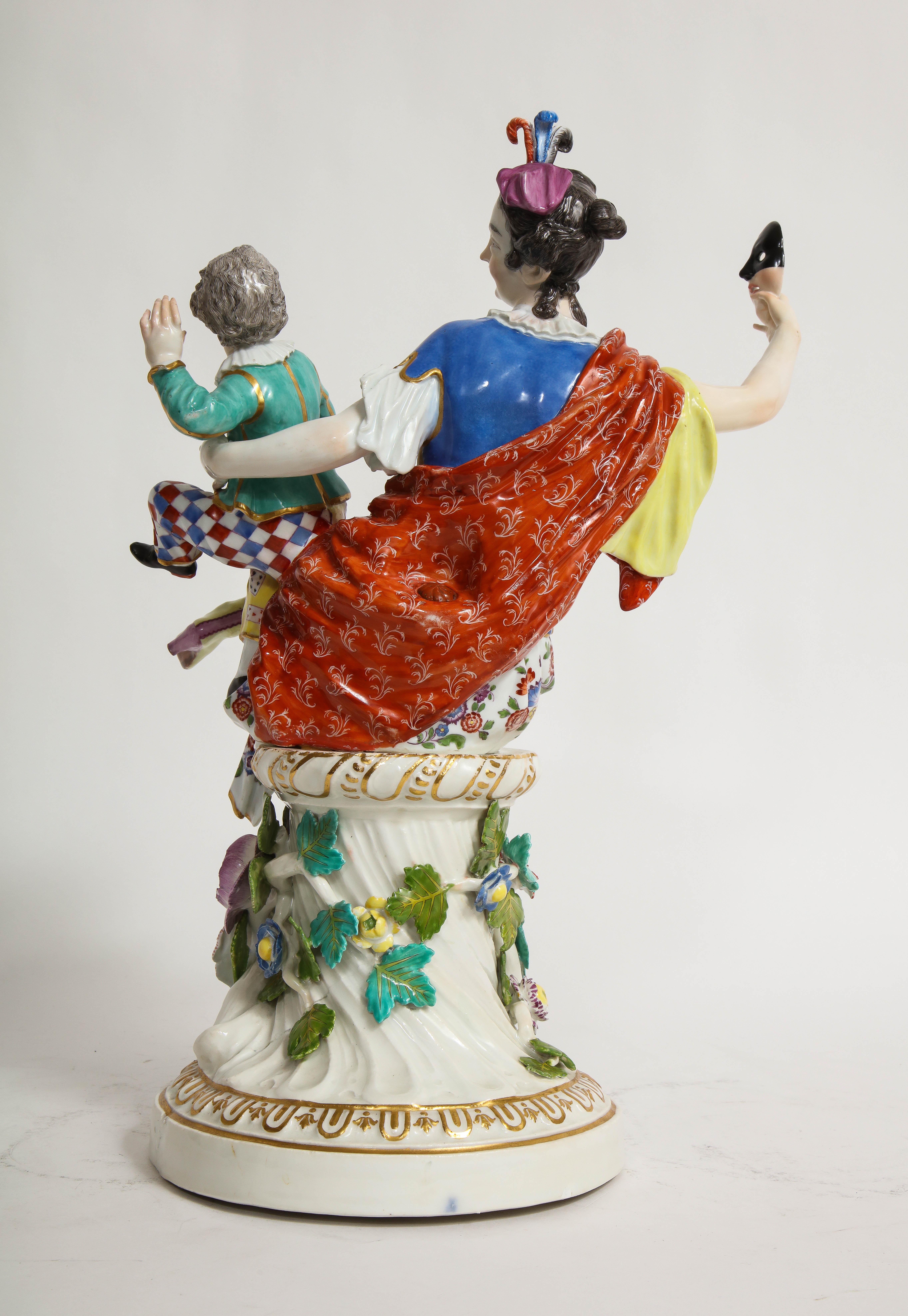 Porcelaine Rare groupe en porcelaine de Meissen du 18e siècle représentant une Thalie avec un Child & Child Child Arlequin en vente