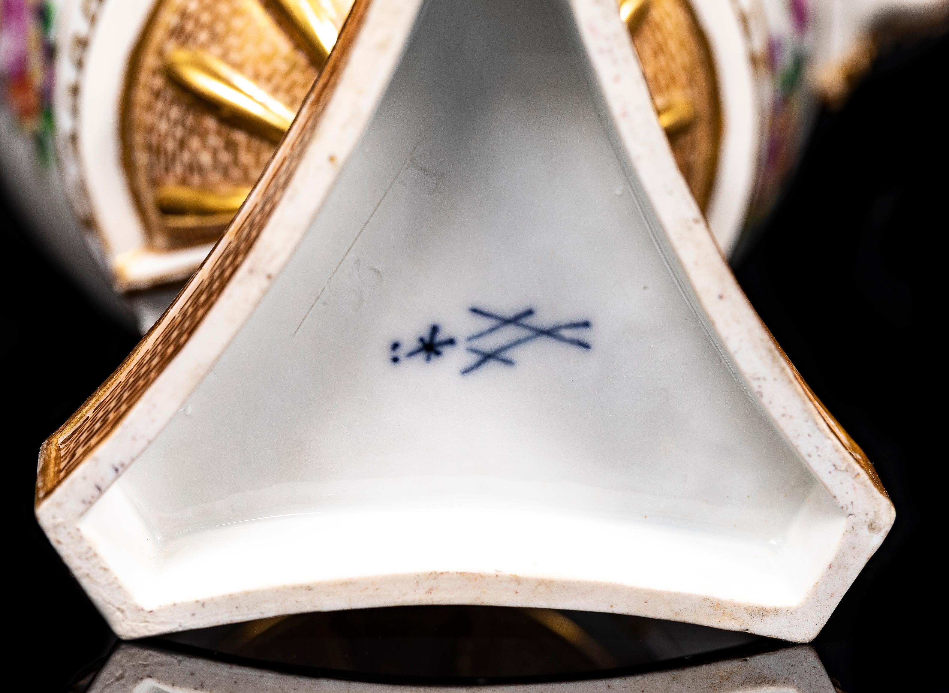 Un raro pot-pourri coperto in porcellana di Meissen Porcelain del XVIII secolo del periodo Watteau in vendita 5