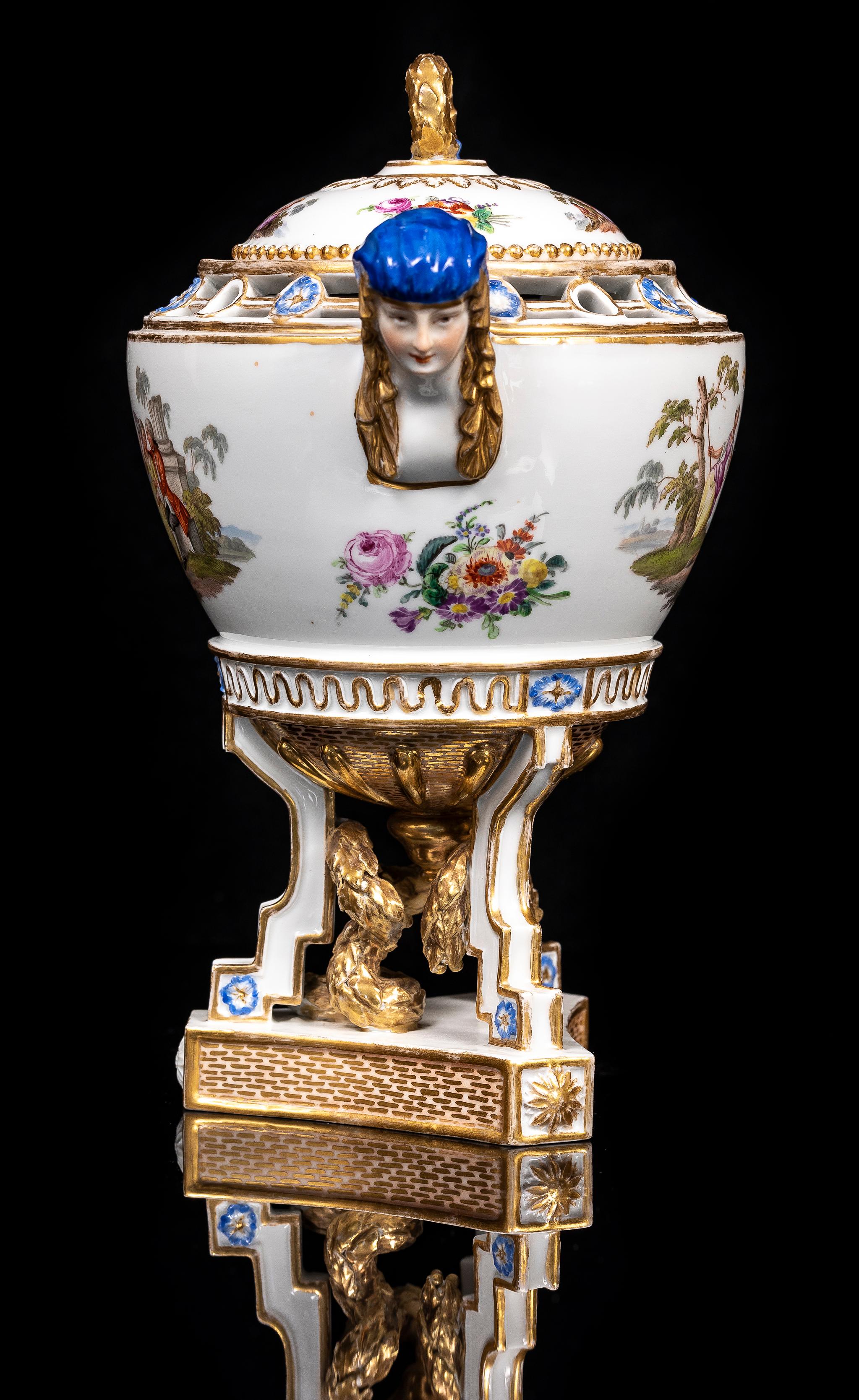 Un raro potpourri coperto in porcellana Meissen Porcelain del 18° secolo, periodo Marcolini, Watteau.  Questo raro vaso potpourri in porcellana di Meissen, risalente al periodo Marcolini (1774-1814), esemplifica la raffinata estetica neoclassica