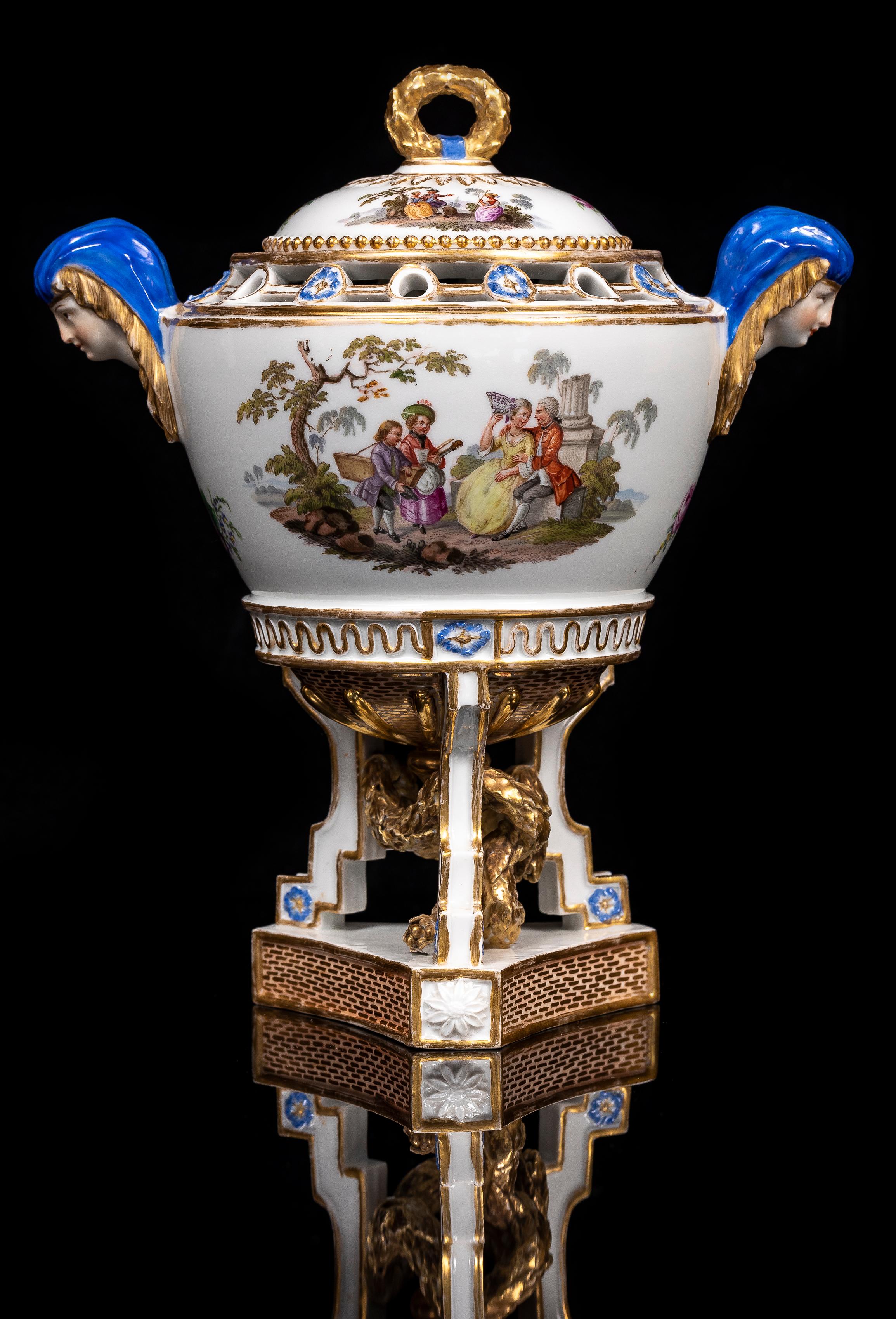 Neoclassico Un raro pot-pourri coperto in porcellana di Meissen Porcelain del XVIII secolo del periodo Watteau in vendita