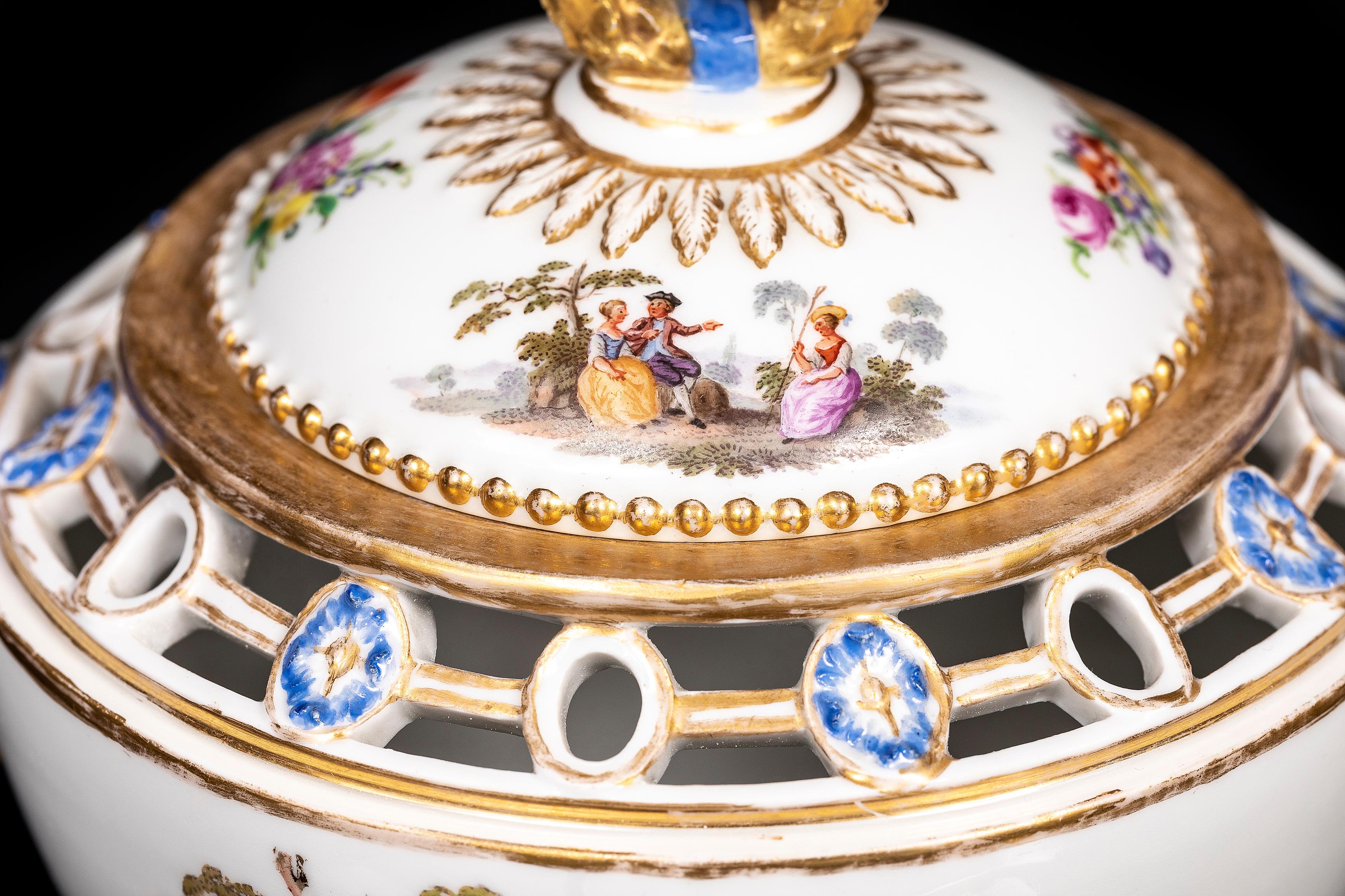 Tedesco Un raro pot-pourri coperto in porcellana di Meissen Porcelain del XVIII secolo del periodo Watteau in vendita