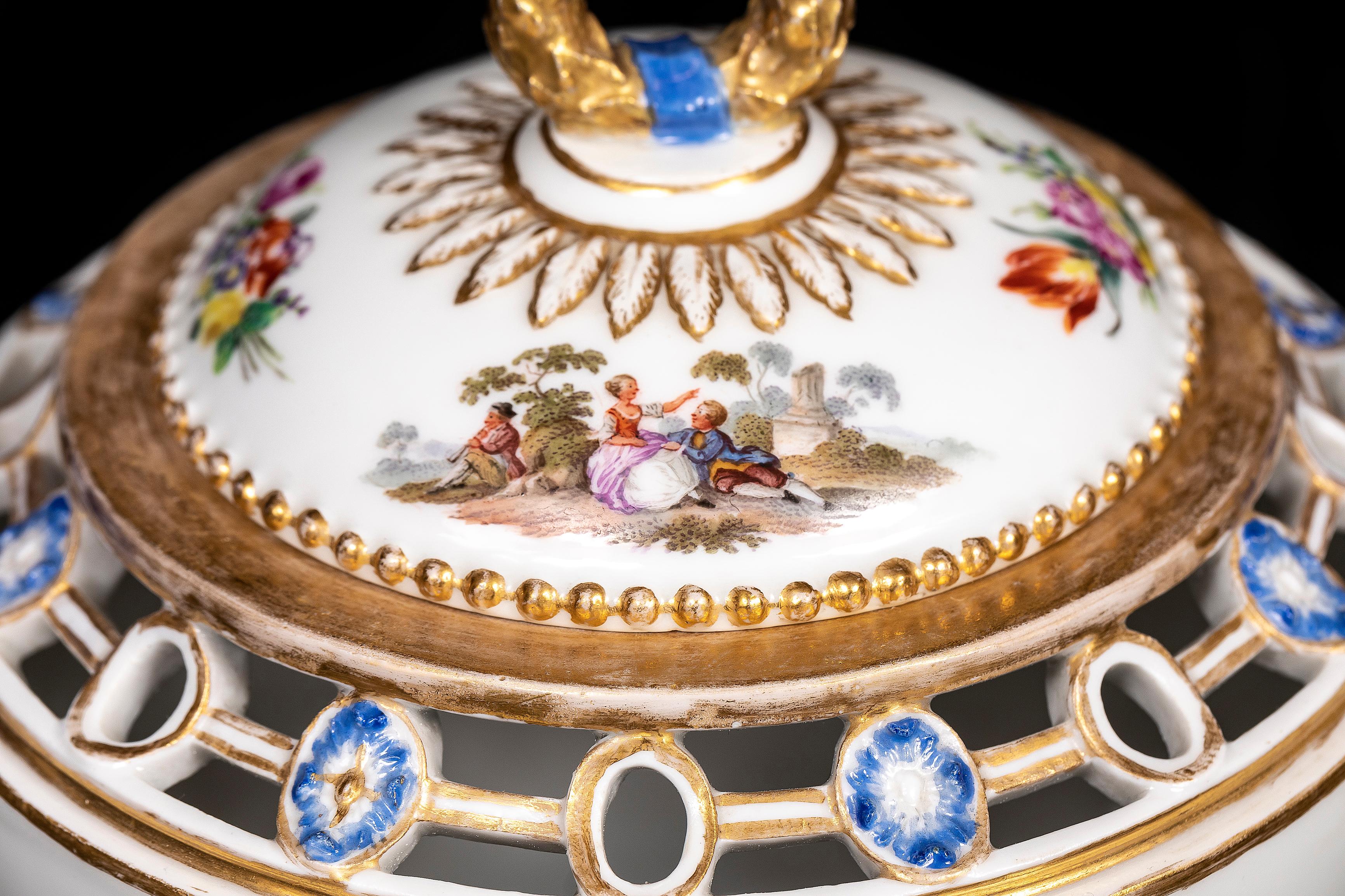 Intagliato a mano Un raro pot-pourri coperto in porcellana di Meissen Porcelain del XVIII secolo del periodo Watteau in vendita