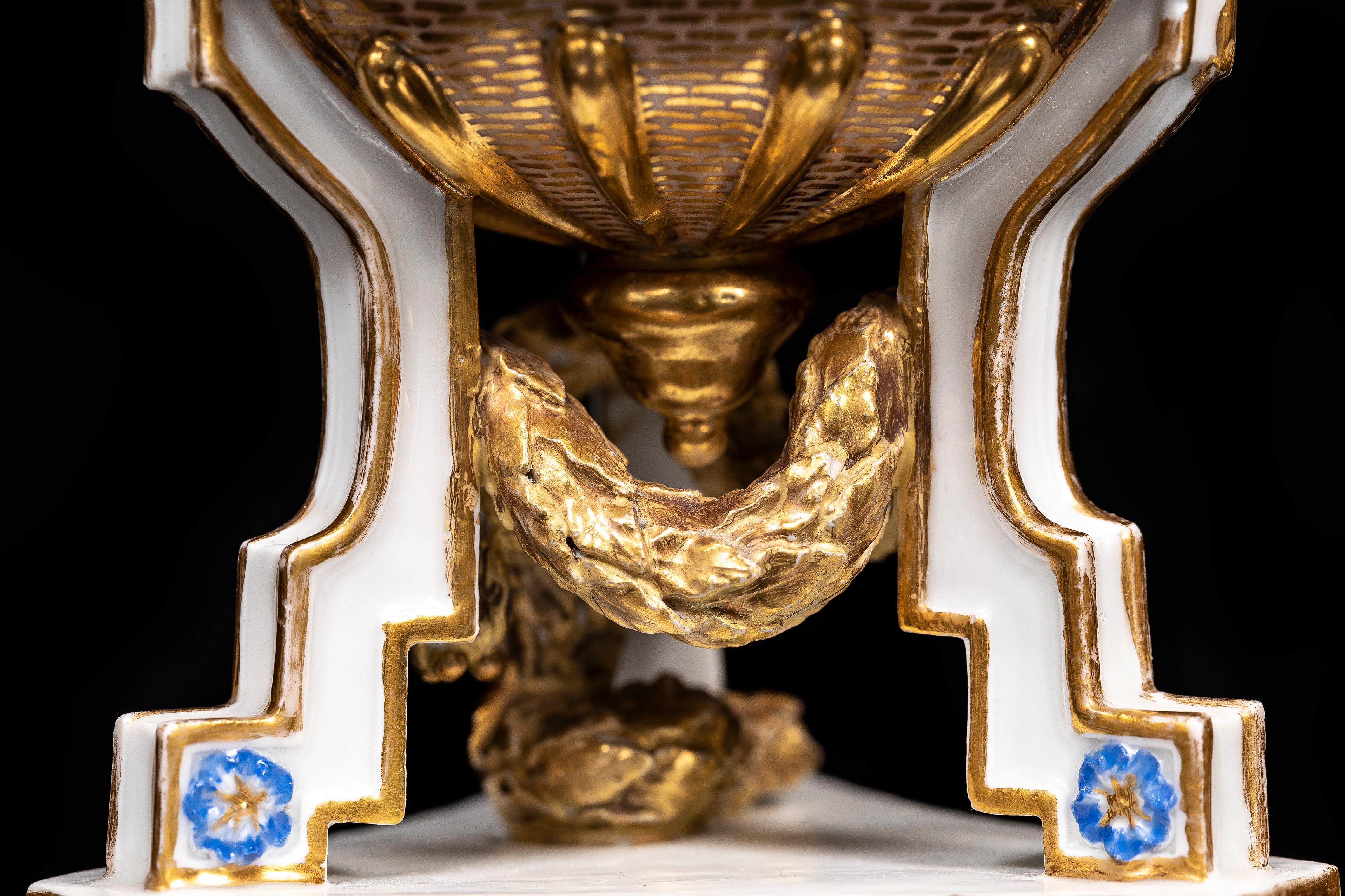 Un raro pot-pourri coperto in porcellana di Meissen Porcelain del XVIII secolo del periodo Watteau in vendita 1