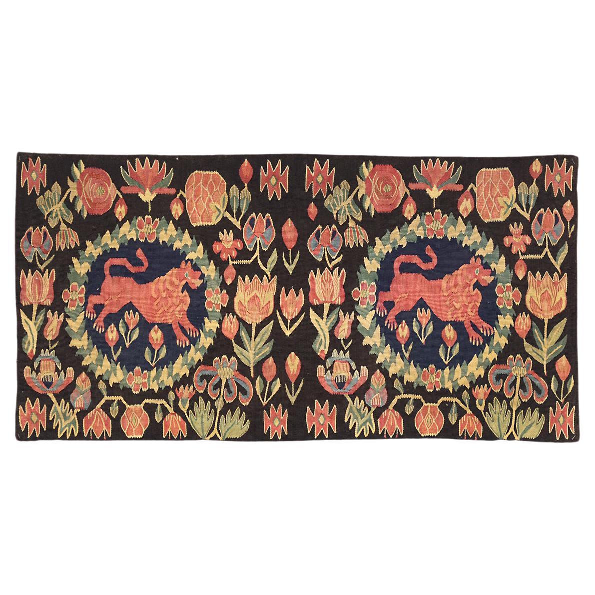 Es handelt sich um ein seltenes schwedisches Textil aus dem 18. Jahrhundert, das auf eine Unterlage montiert und gerahmt wurde und die Maße 103 x 48 cm hat. Dieses einzigartige europäische Textil zeigt zwei Löwenmotive in einem Halo-Muster, das von