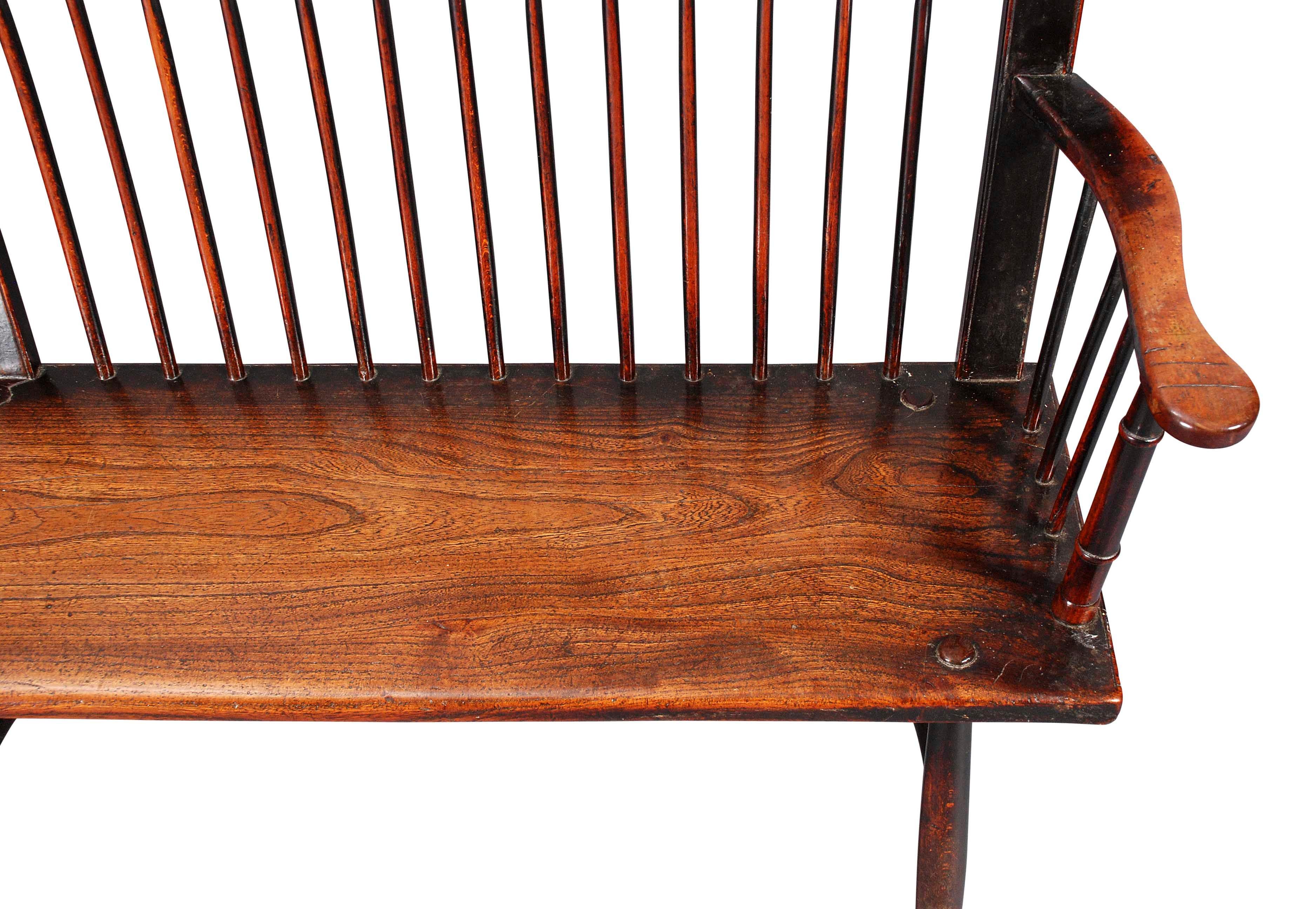 Rare canapé à dossier en peigne du XVIIIe siècle, en hêtre, avec une assise en dalles d'orme. Entièrement d'origine et conservant une couleur et une patine superbes. Les jambes tournées sont reliées par des brancards tournés. Le dossier est soutenu